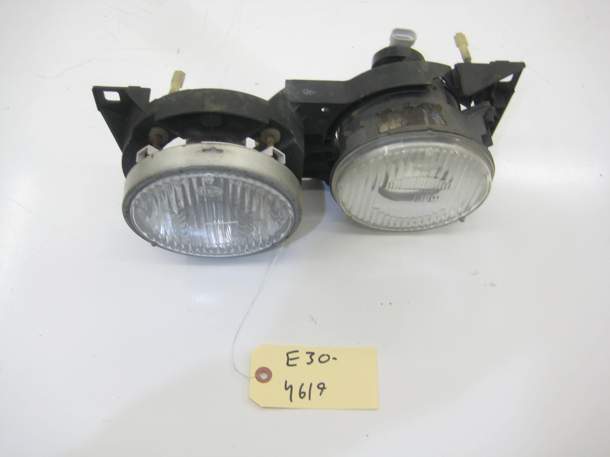 Right Passenger Projector Headlight (Cracked)
