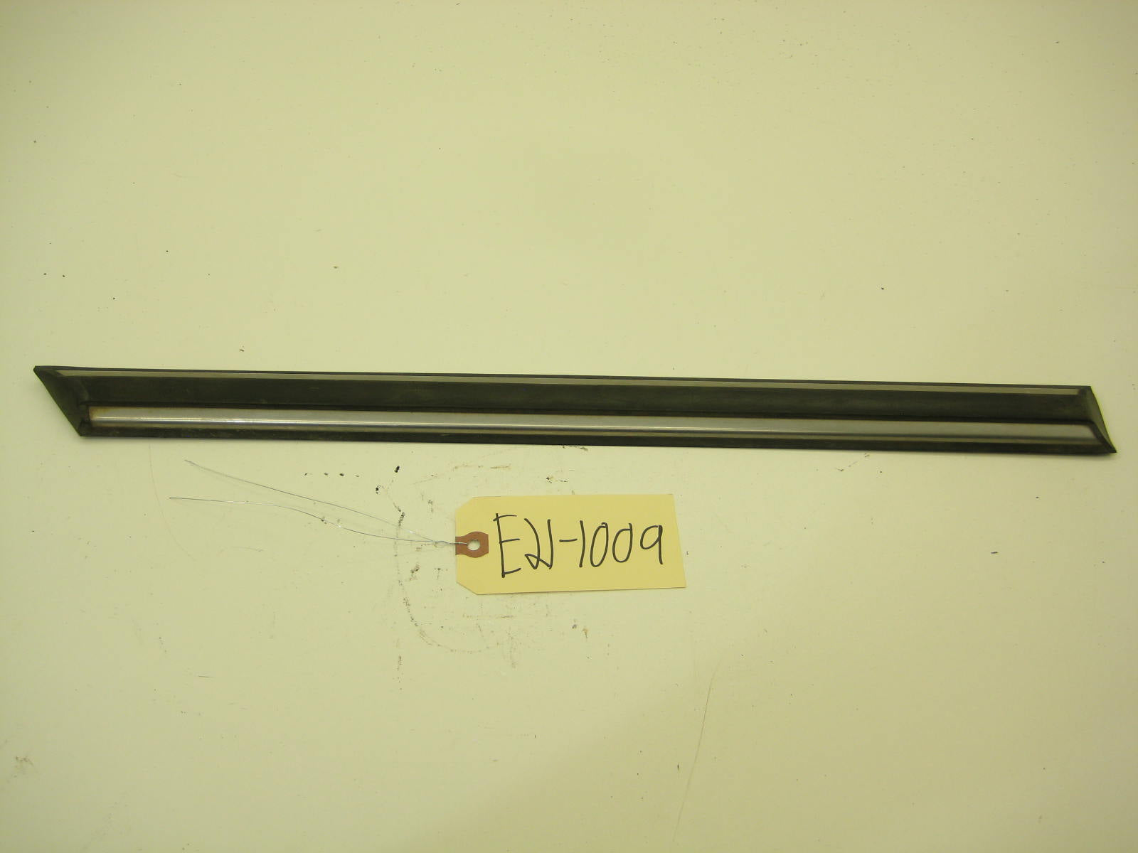 BMW E21 320 Passenger Right Rear Fender Bump Trim E21 1009