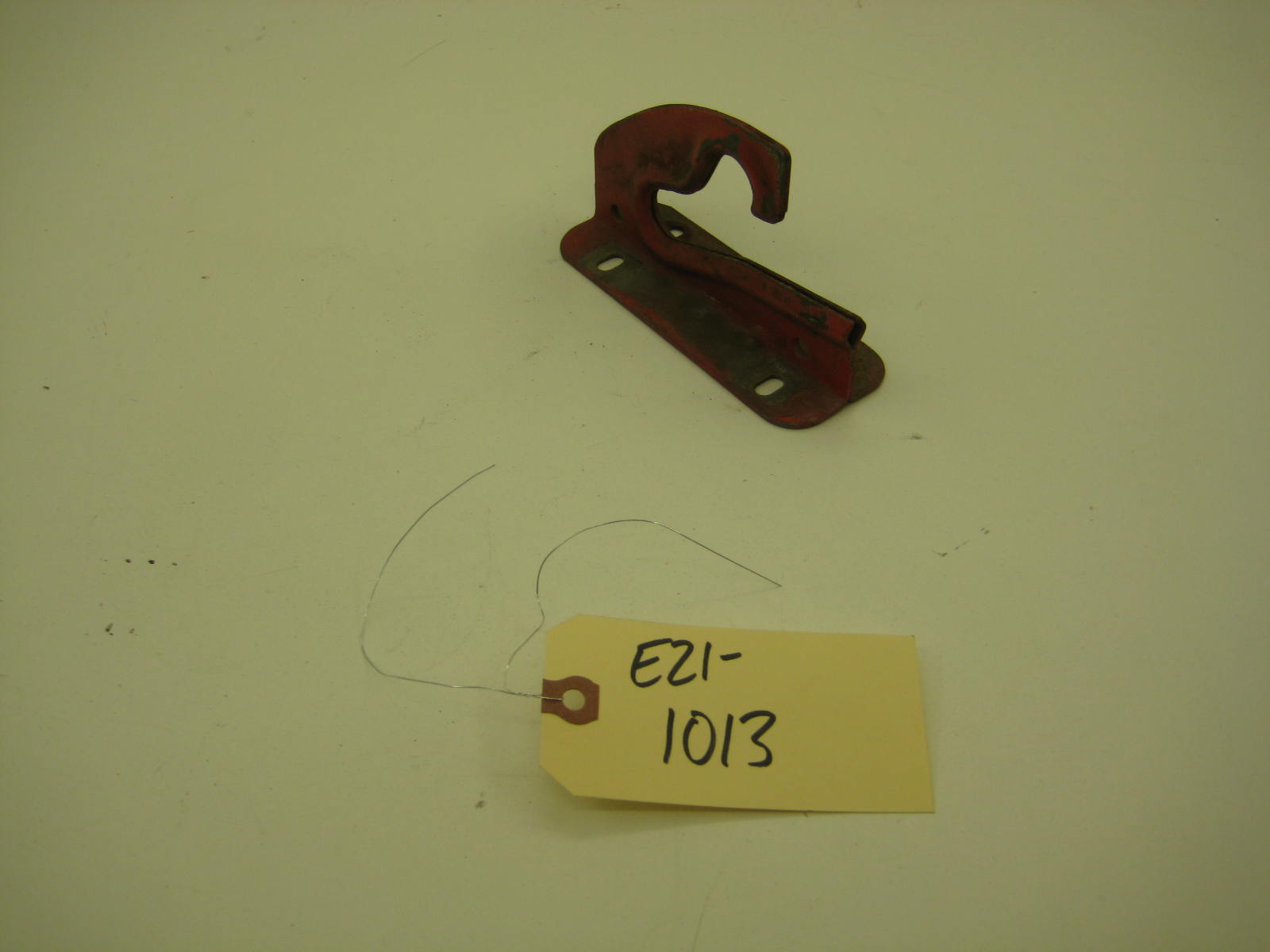BMW E21 320 Hood Track