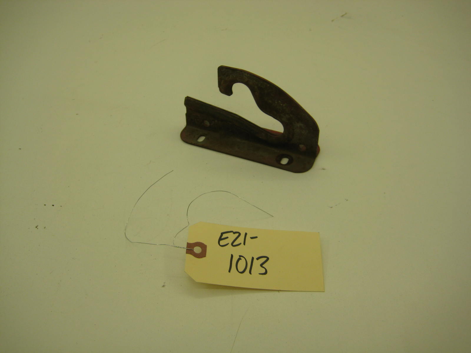 BMW E21 320 Hood Track