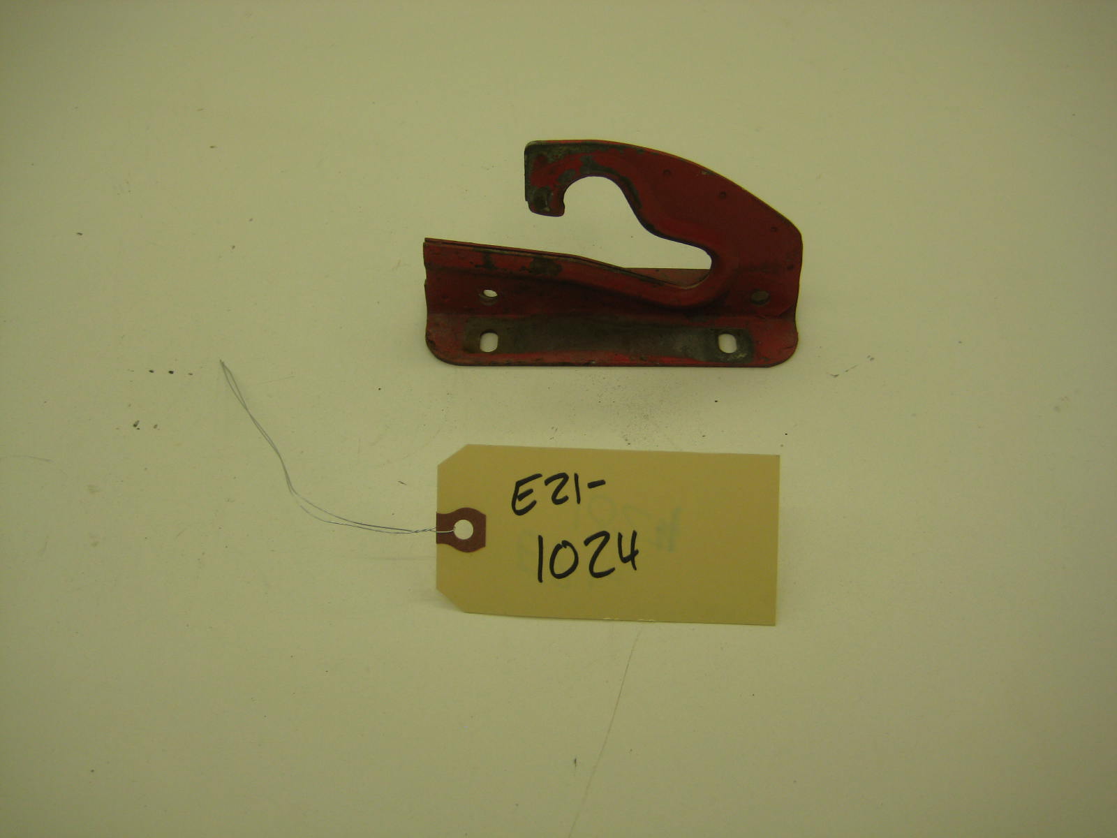 BMW E21 320 Hood Track 3