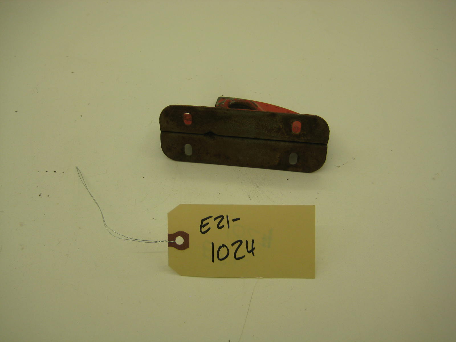 BMW E21 320 Hood Track 3