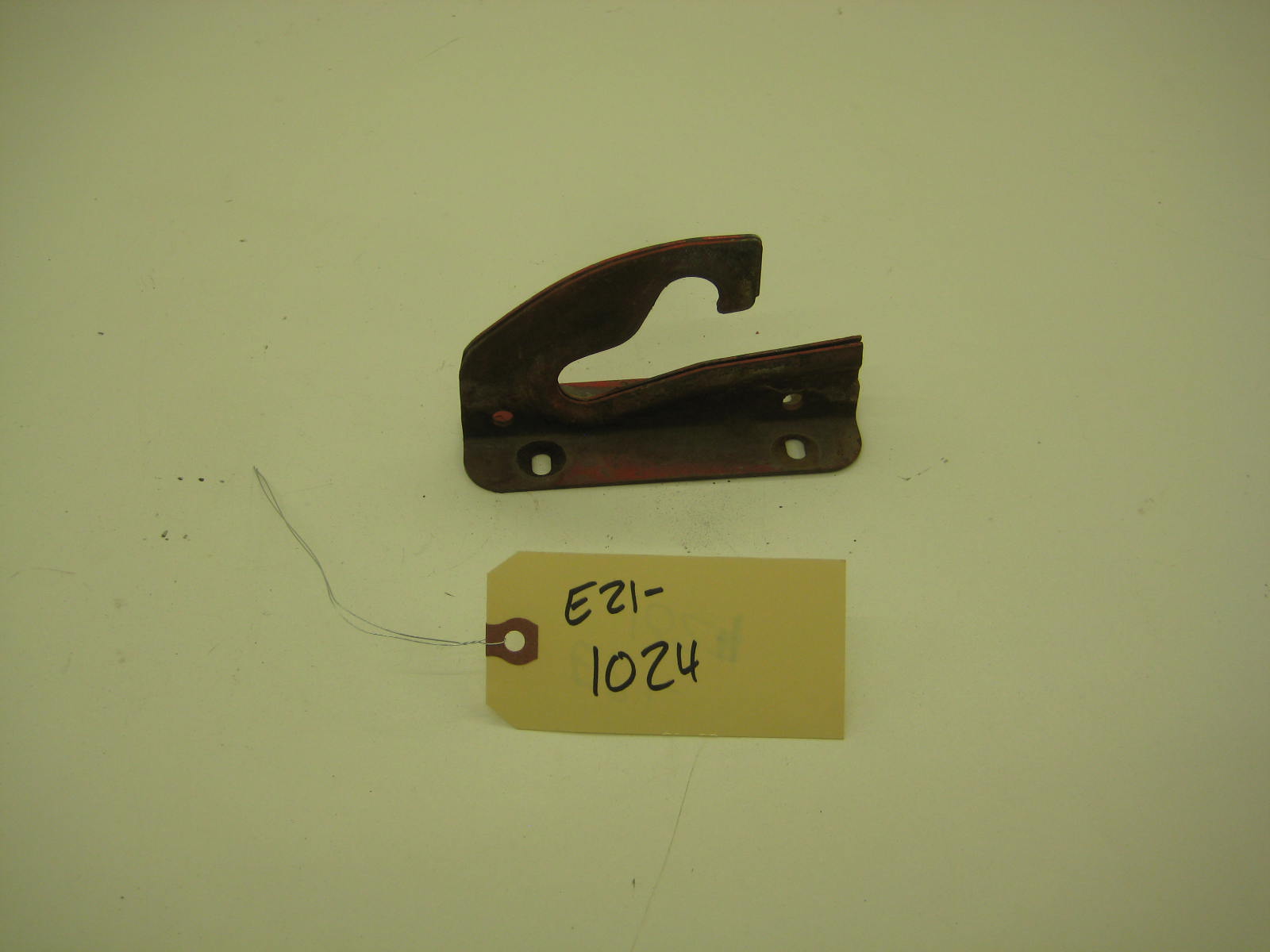 BMW E21 320 Hood Track 3