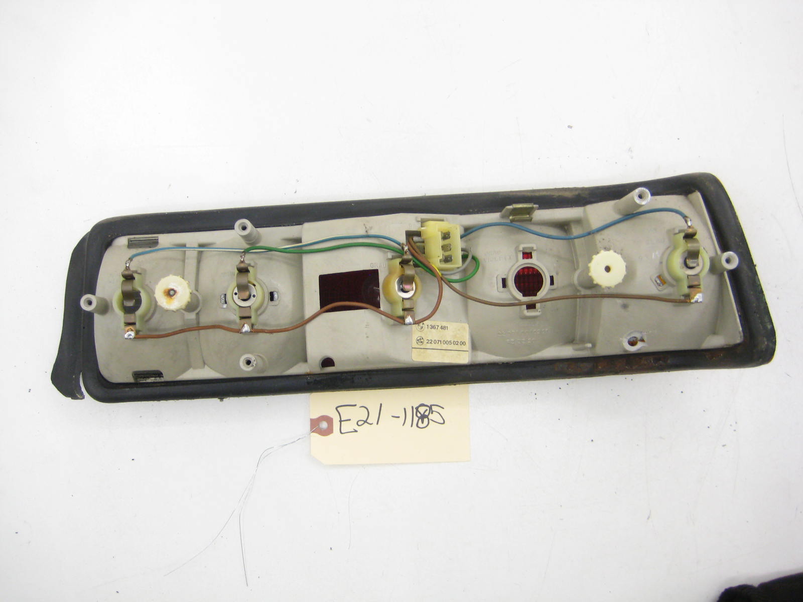Left Drivers Tail Light (Cracks)