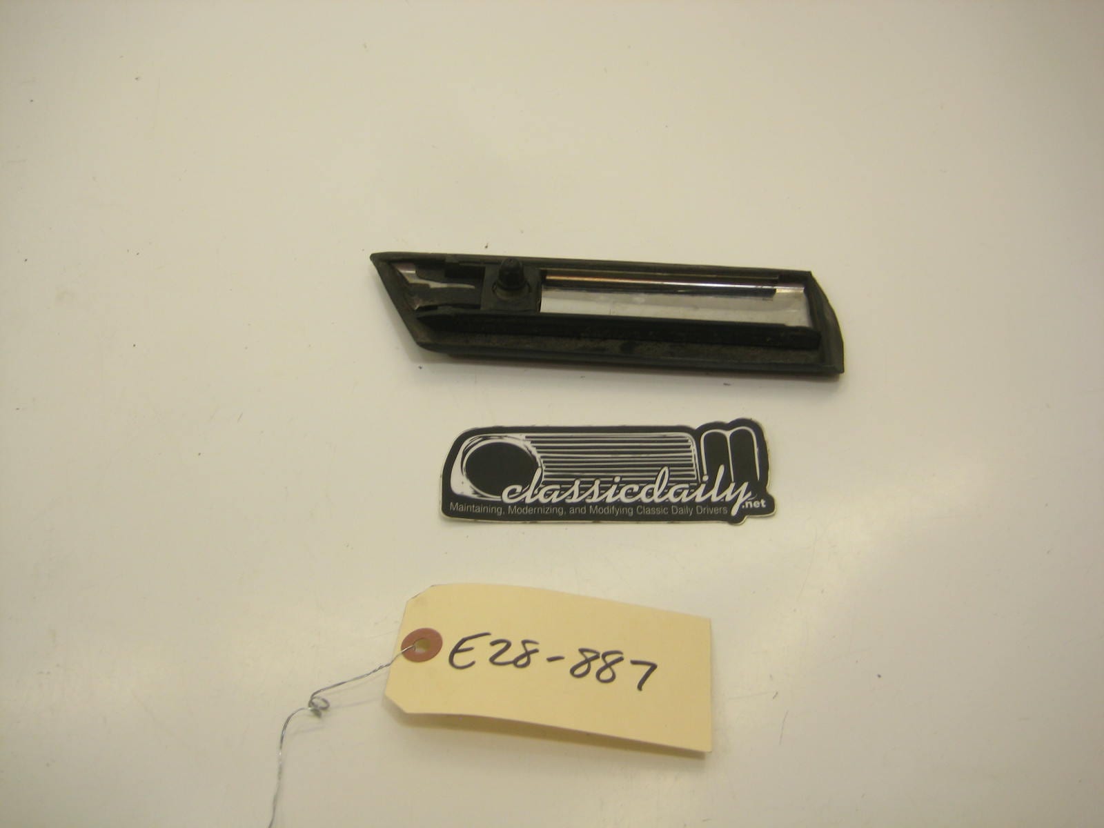 bmw e28 535 535is 528e driver left front fender bump trim