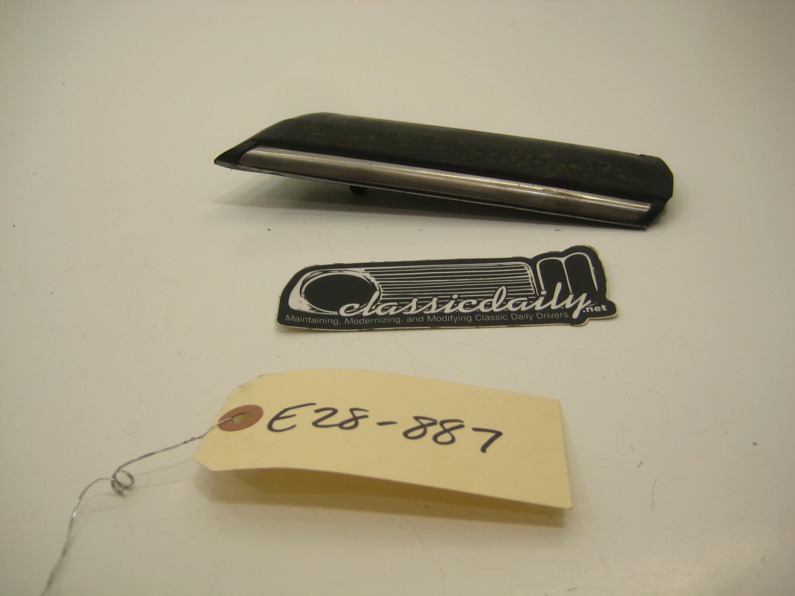 bmw e28 535 535is 528e driver left front fender bump trim