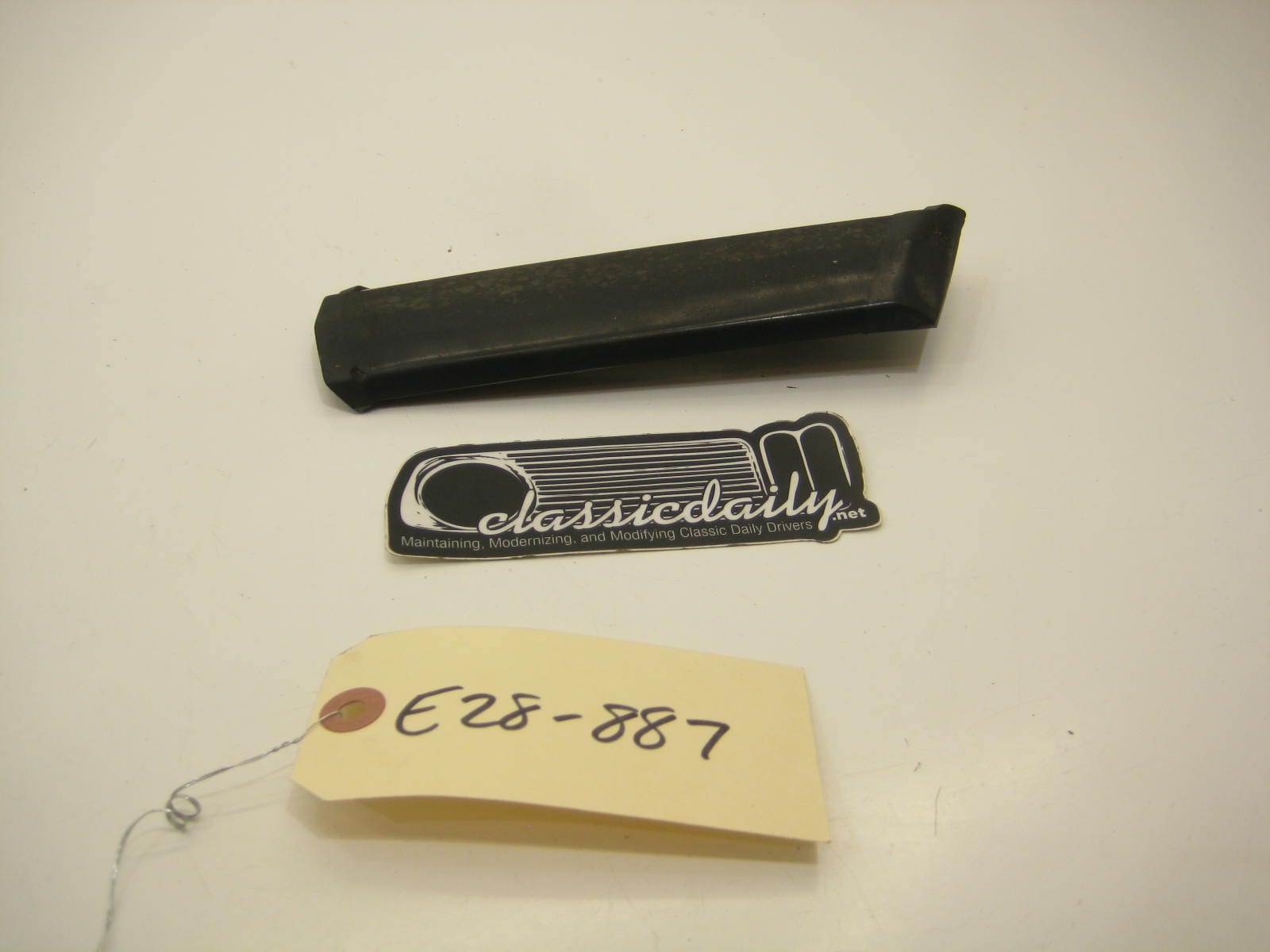 bmw e28 535 535is 528e driver left front fender bump trim