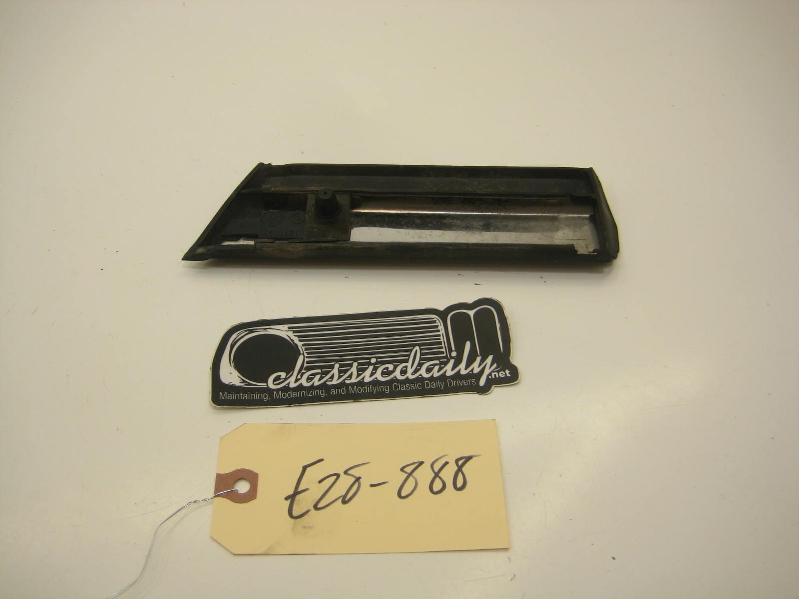 bmw e28 535 535is 528e passenger right front fender bump trim