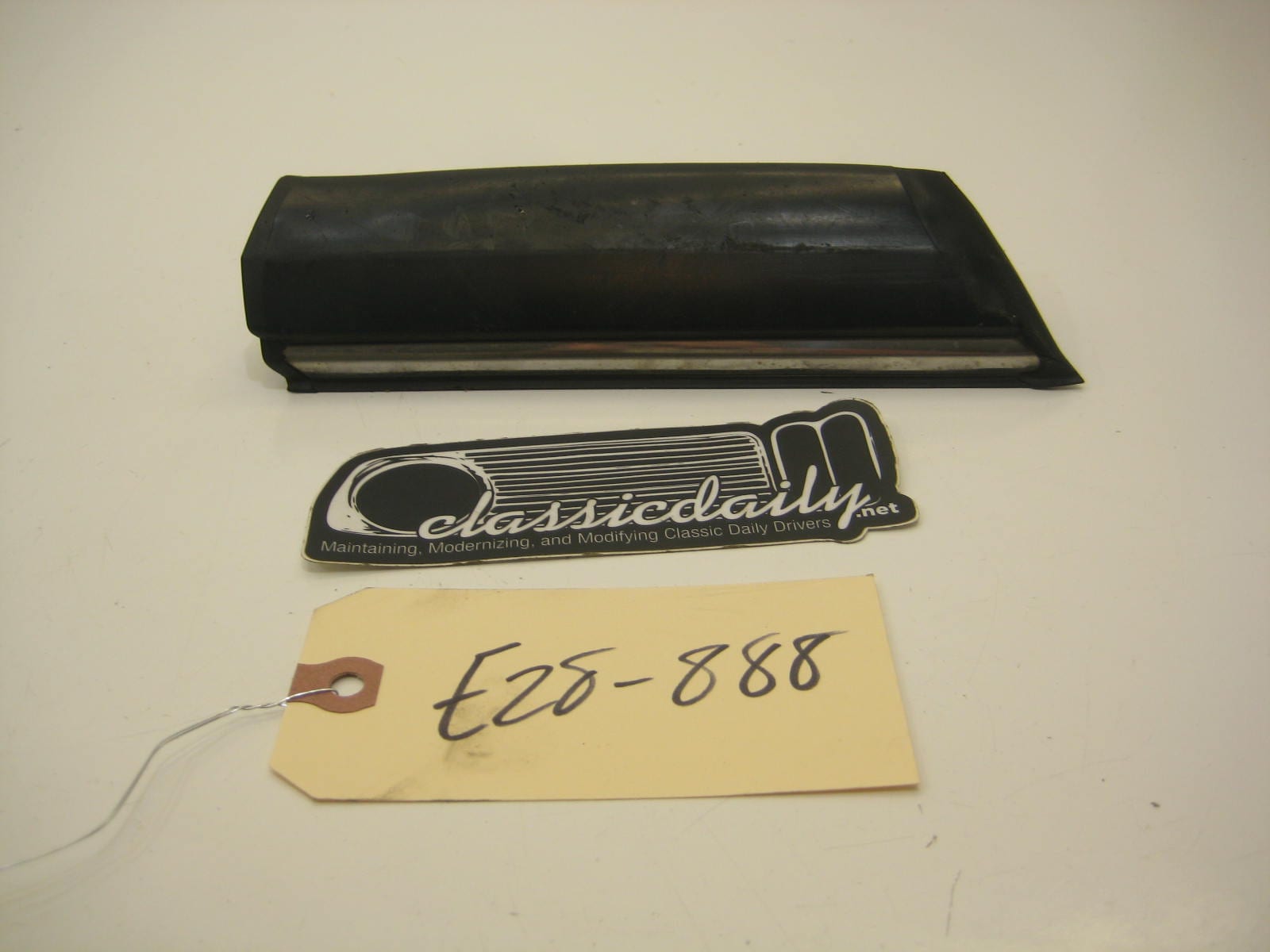 bmw e28 535 535is 528e passenger right front fender bump trim