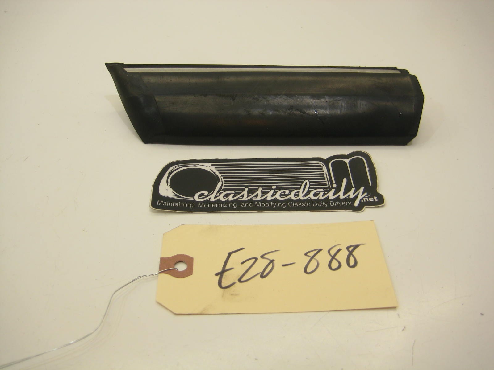 bmw e28 535 535is 528e passenger right front fender bump trim