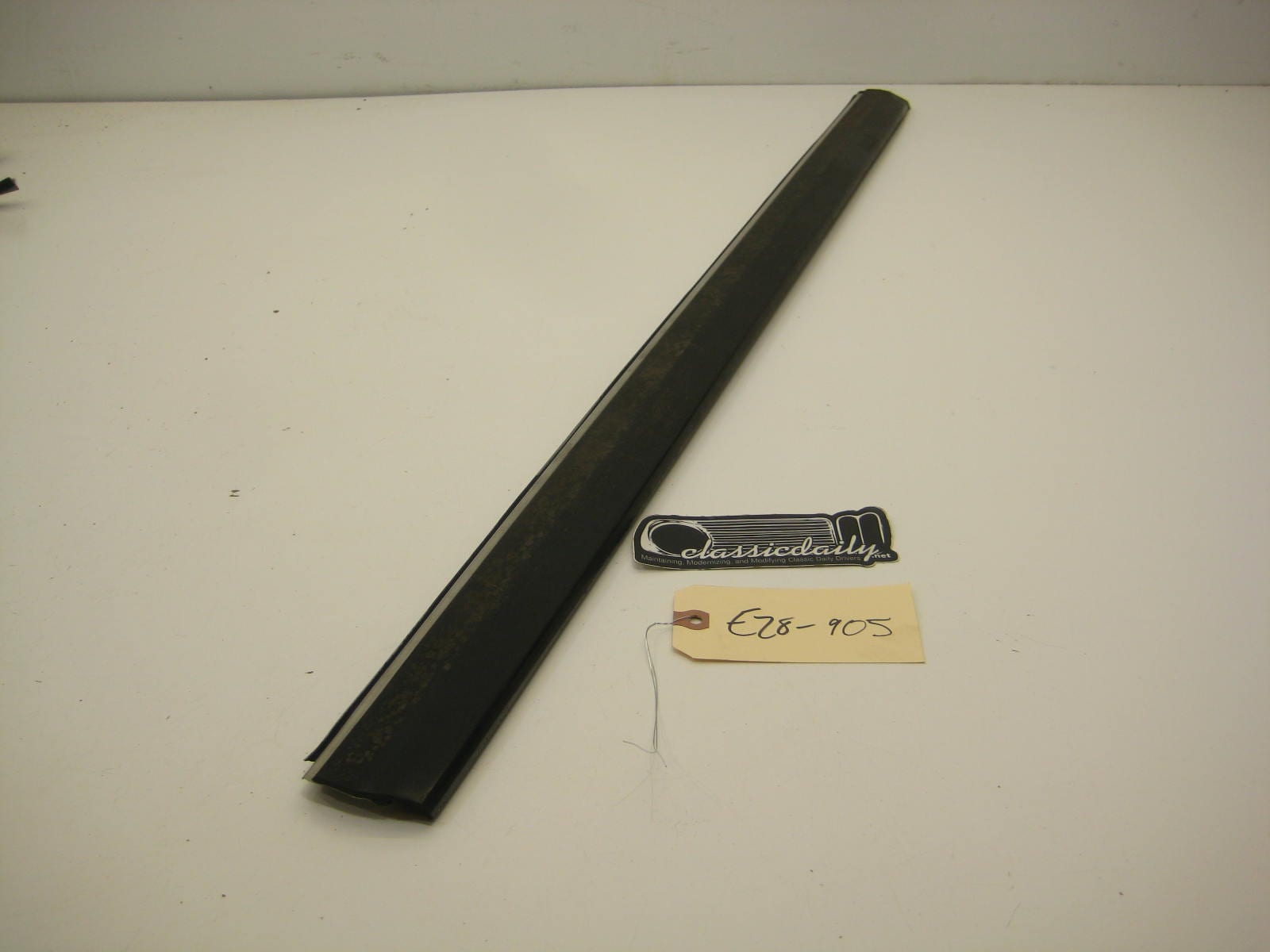 bmw e28 535 535is 528e passenger right front door bump trim