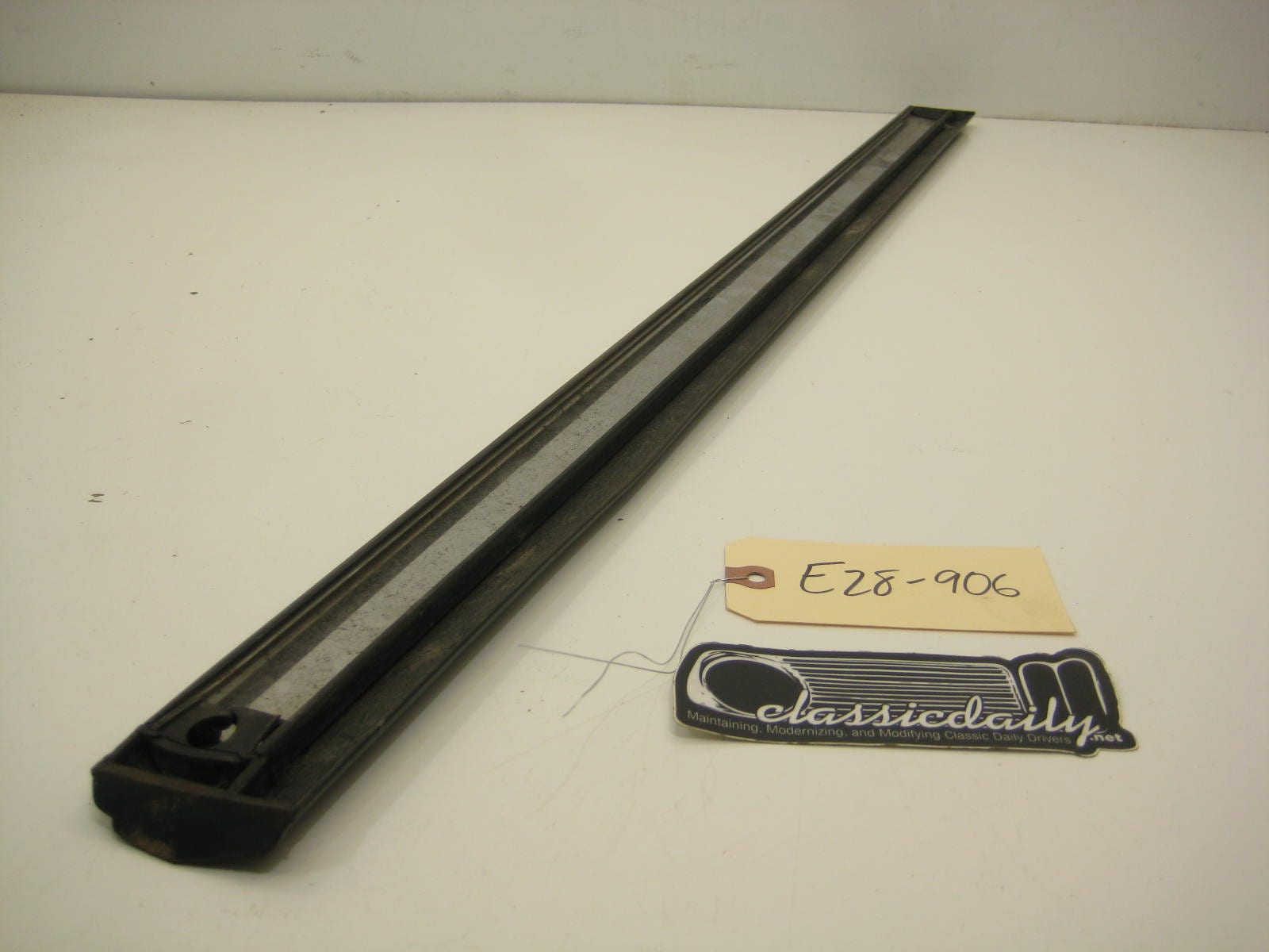 bmw e28 535 535is 528e driver left front door bump trim