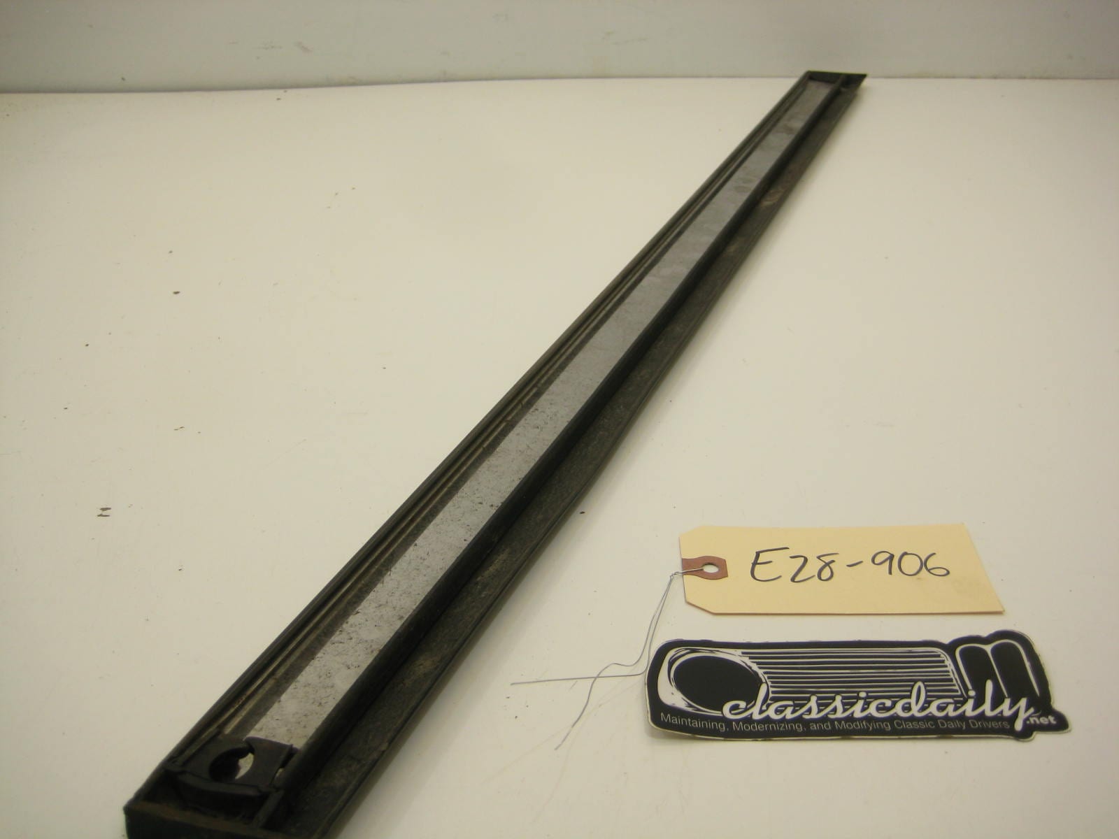 bmw e28 535 535is 528e driver left front door bump trim