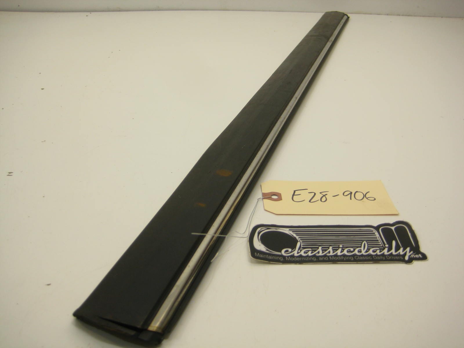 bmw e28 535 535is 528e driver left front door bump trim
