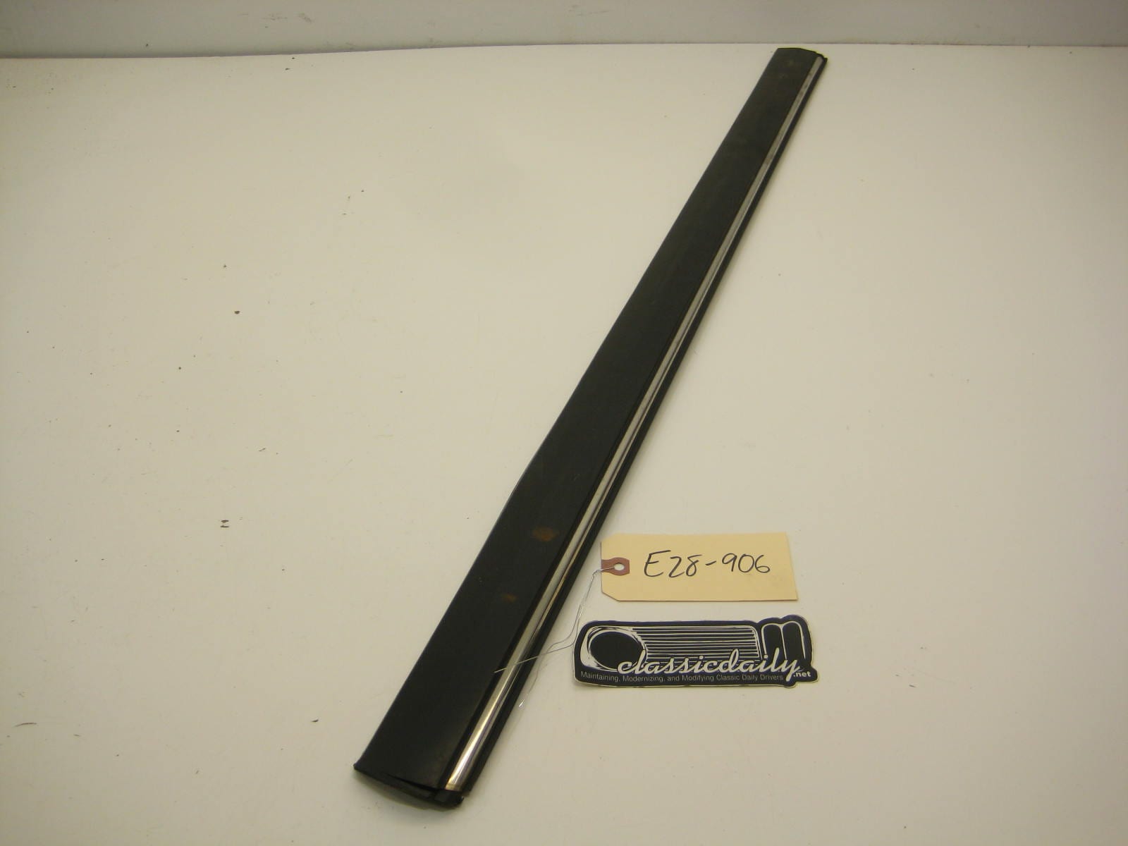 bmw e28 535 535is 528e driver left front door bump trim