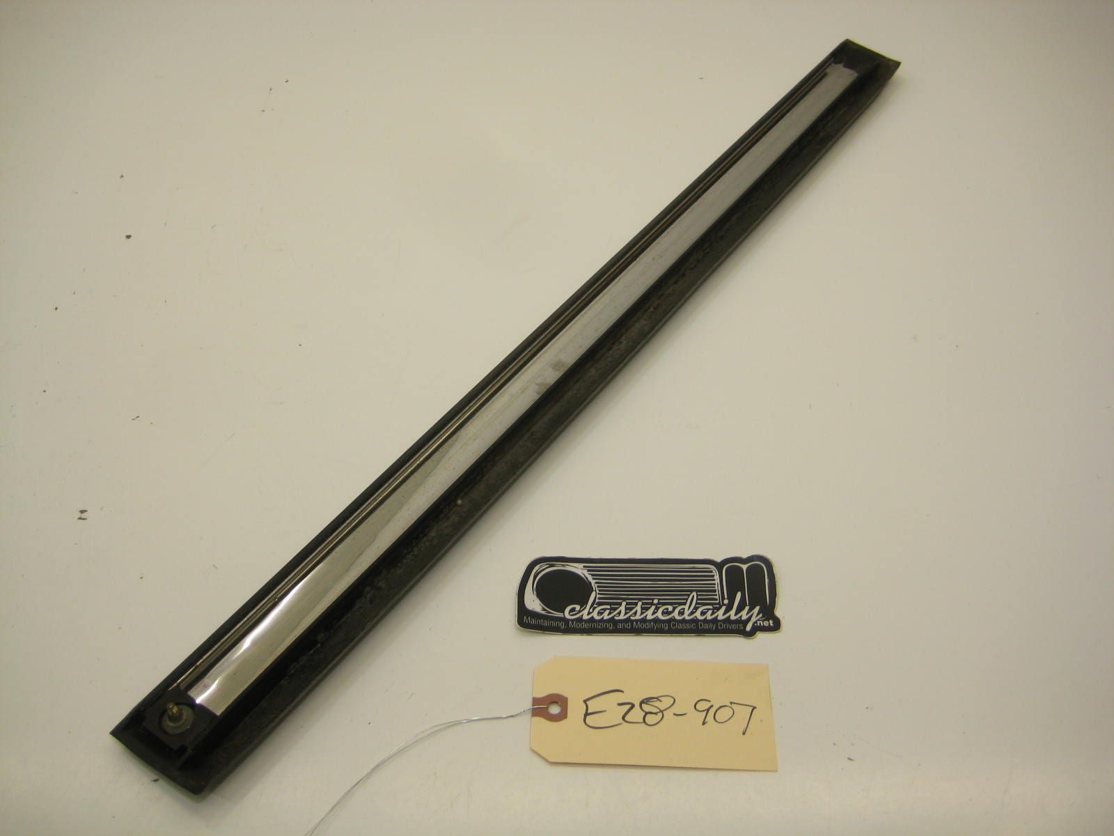 bmw e28 535 535is 528e passenger right rear door bump trim