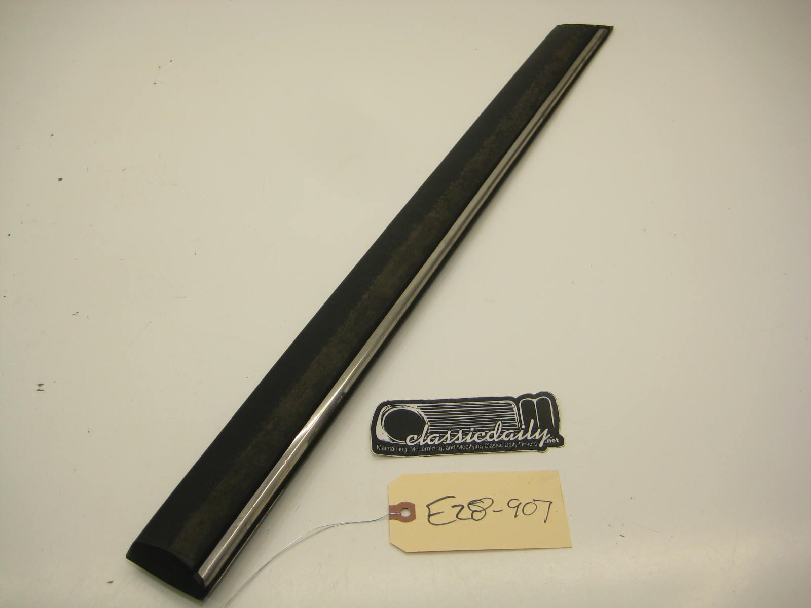 bmw e28 535 535is 528e passenger right rear door bump trim