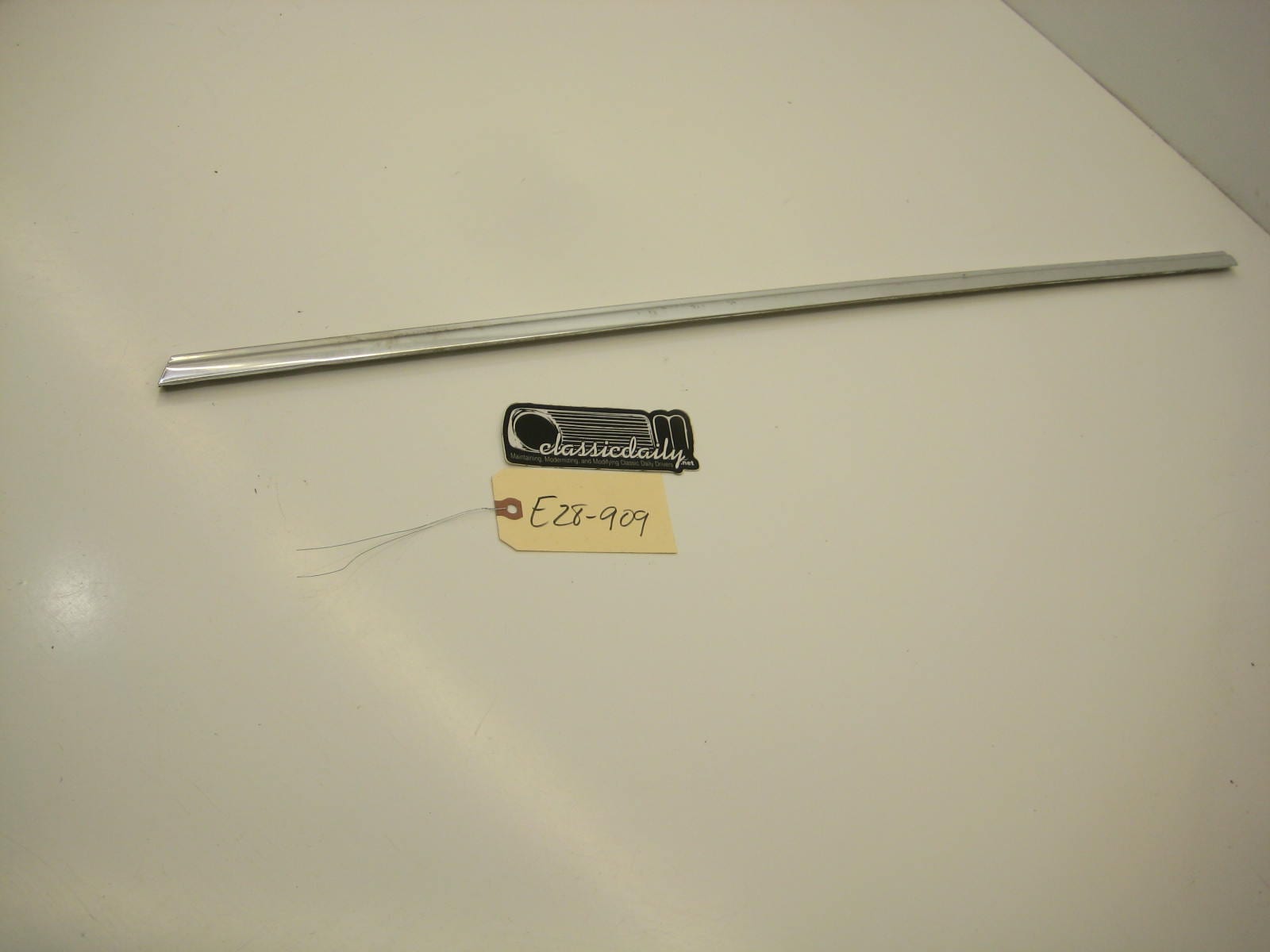bmw e28 535 535is 528e passenger right front door exterior window trim