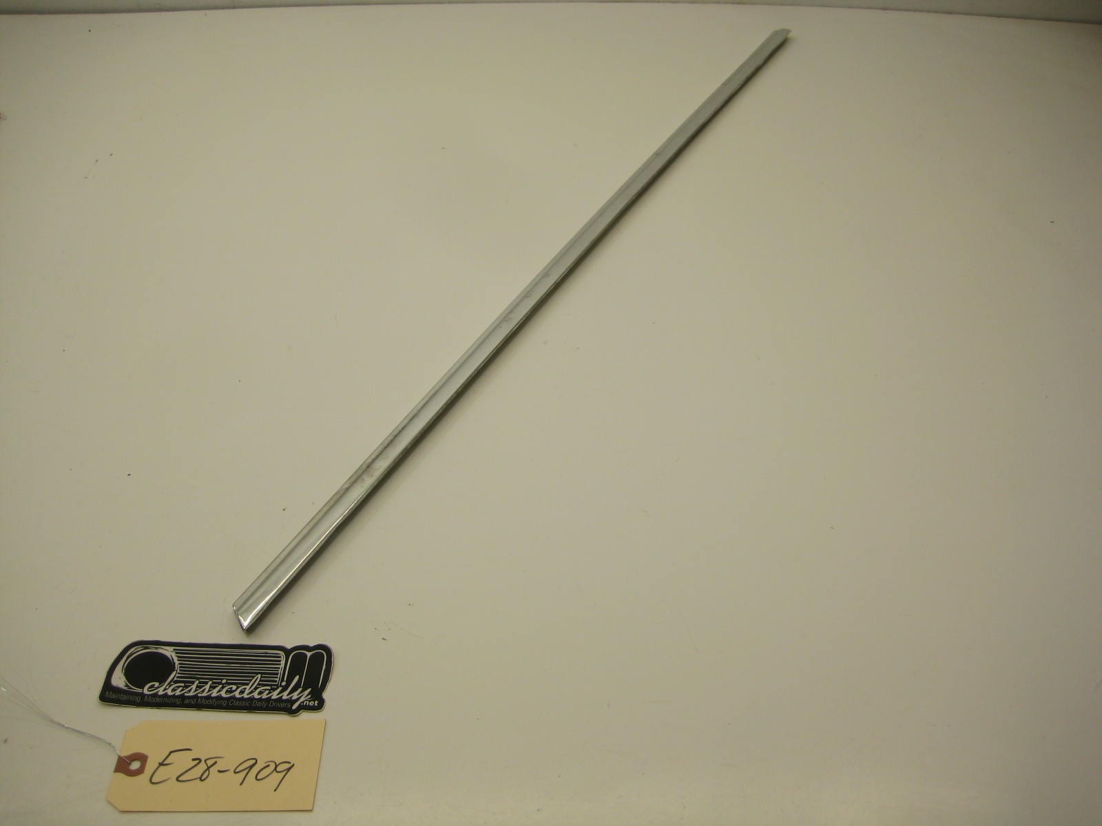 bmw e28 535 535is 528e passenger right front door exterior window trim