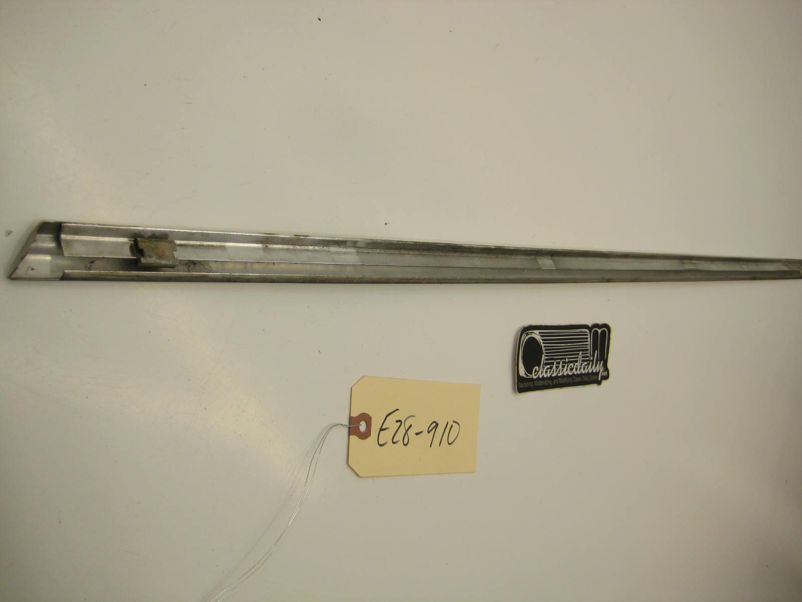 bmw e28 535 535is 528e driver left front door exterior window trim