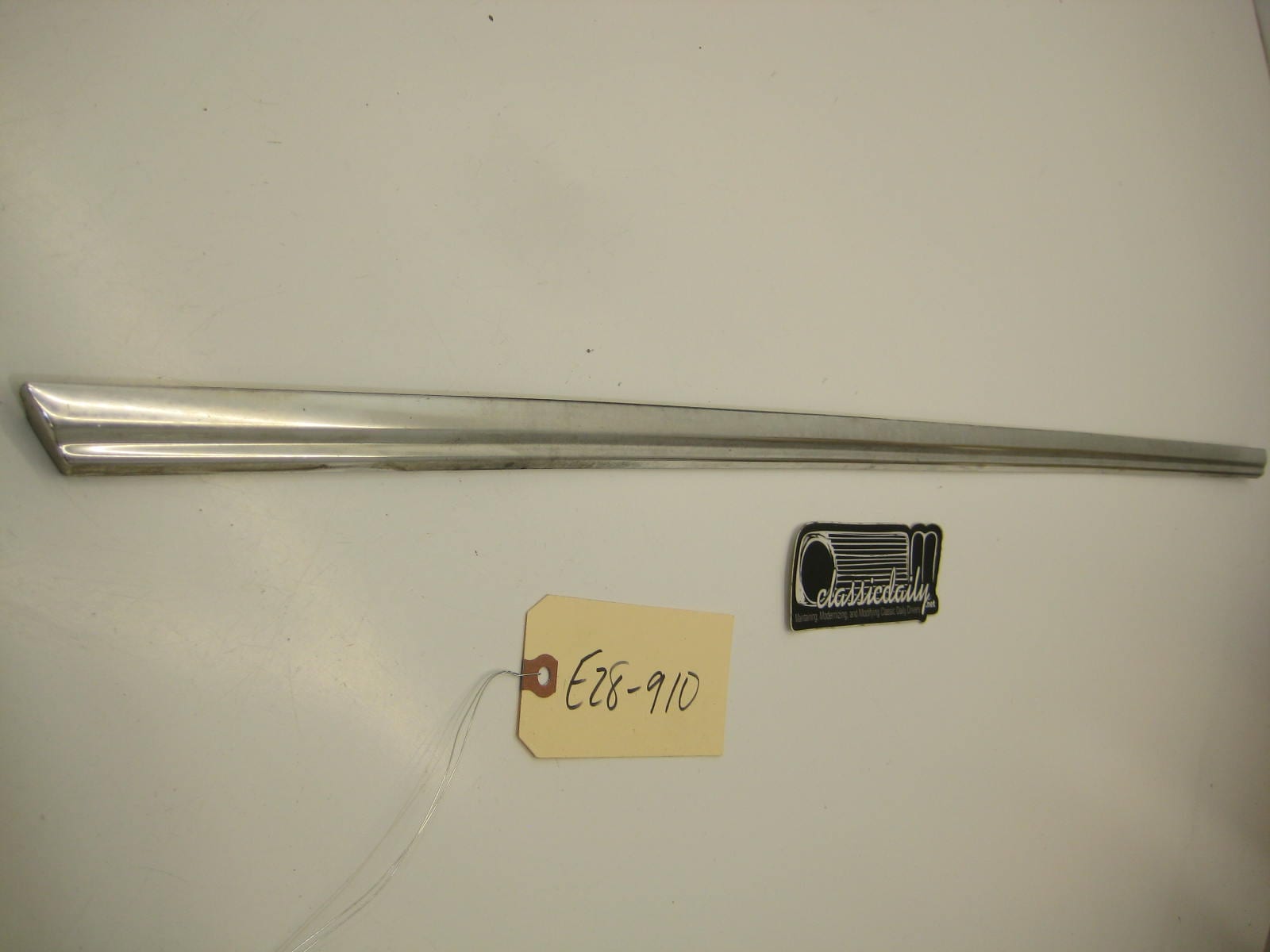 bmw e28 535 535is 528e driver left front door exterior window trim