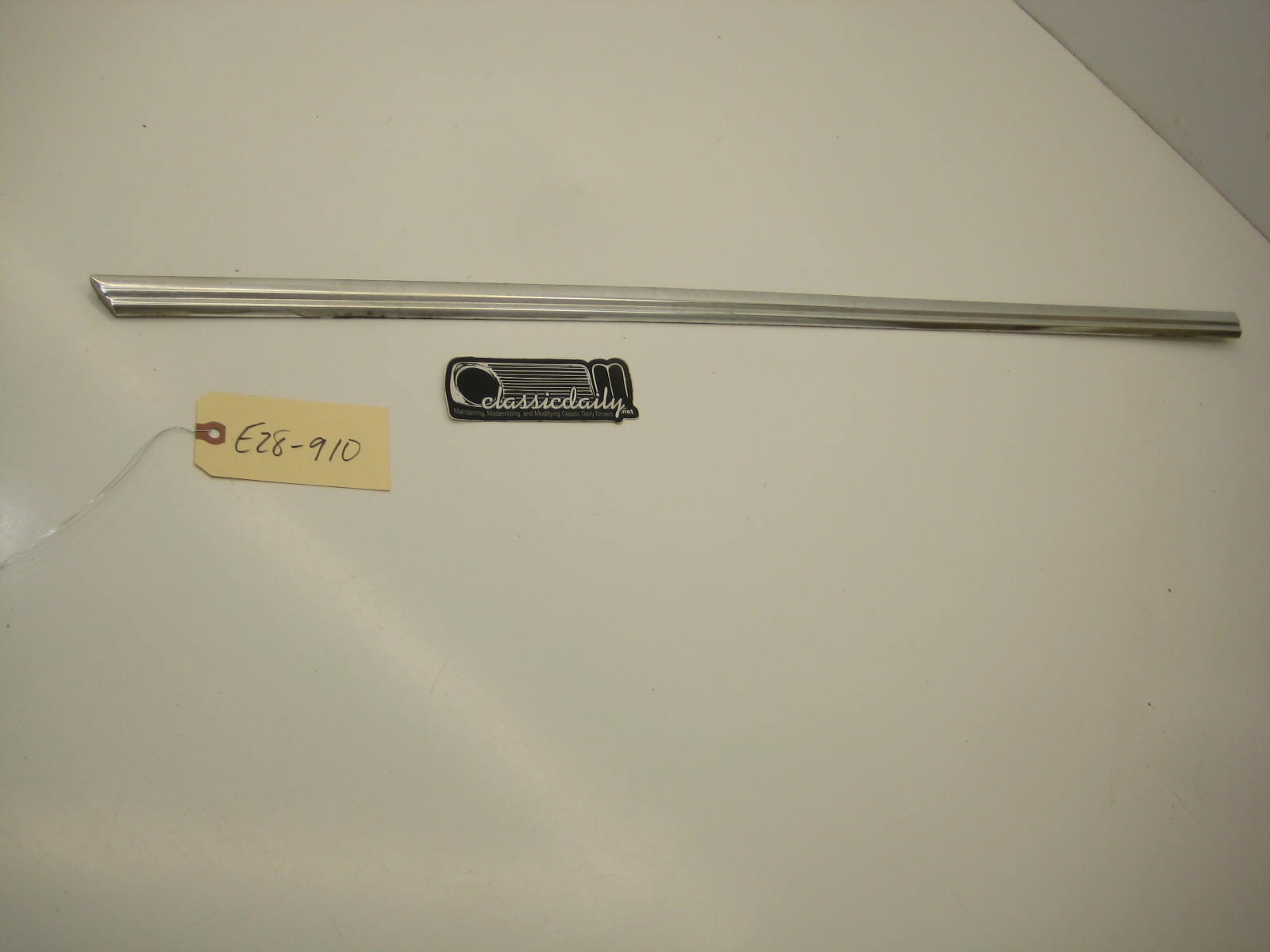 bmw e28 535 535is 528e driver left front door exterior window trim