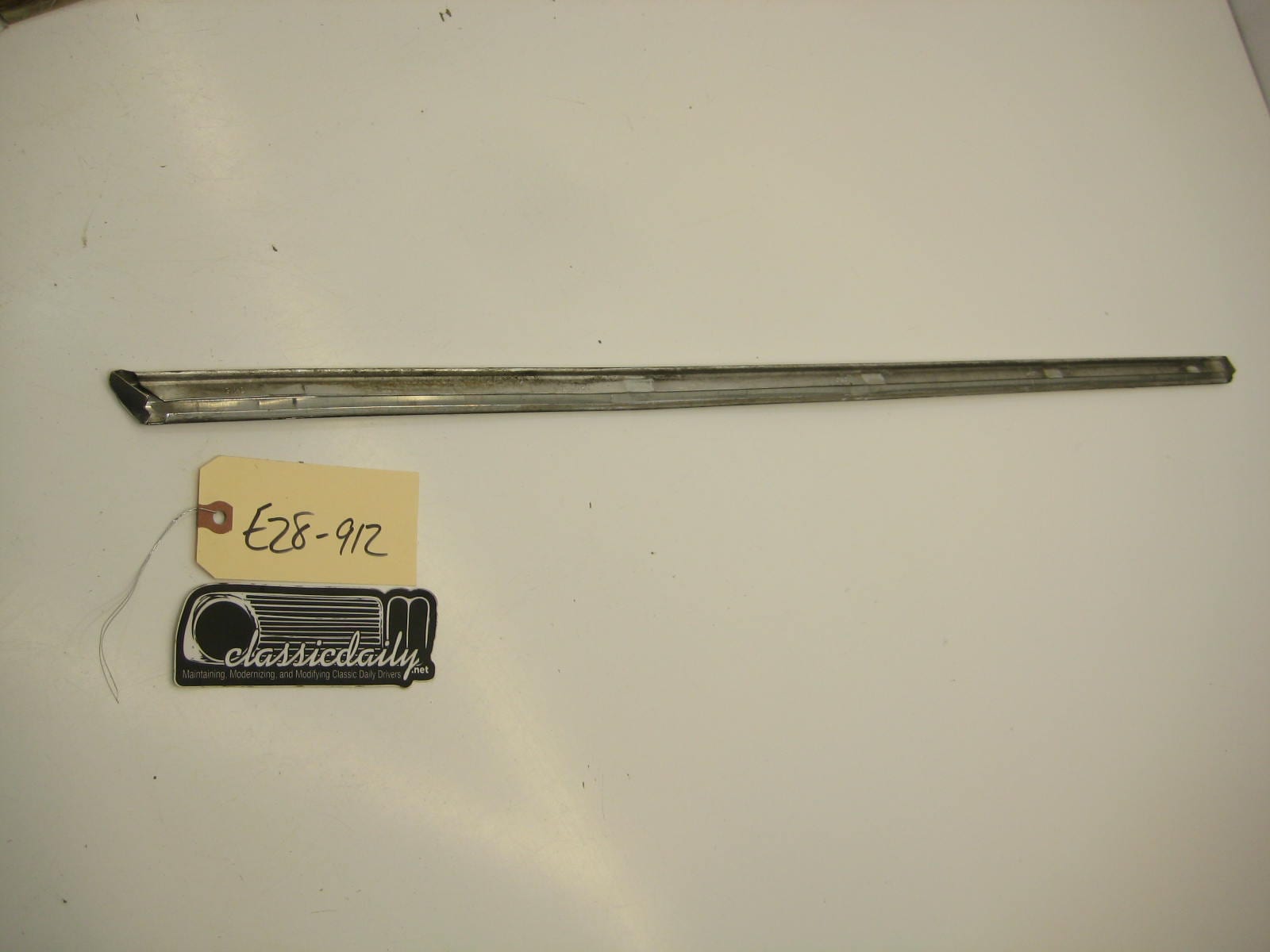 bmw e28 535 535is 528e driver left rear door exterior window trim