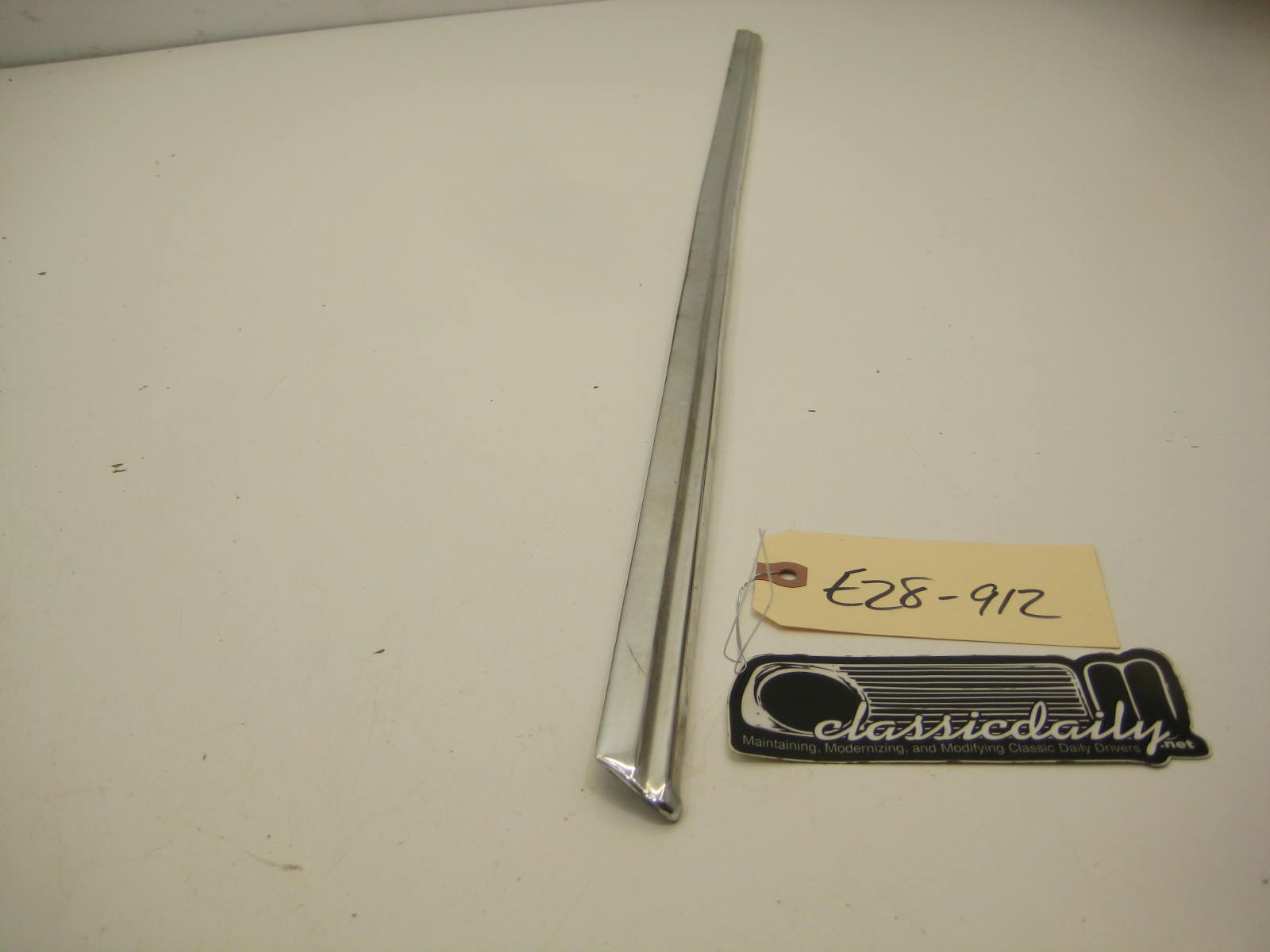bmw e28 535 535is 528e driver left rear door exterior window trim