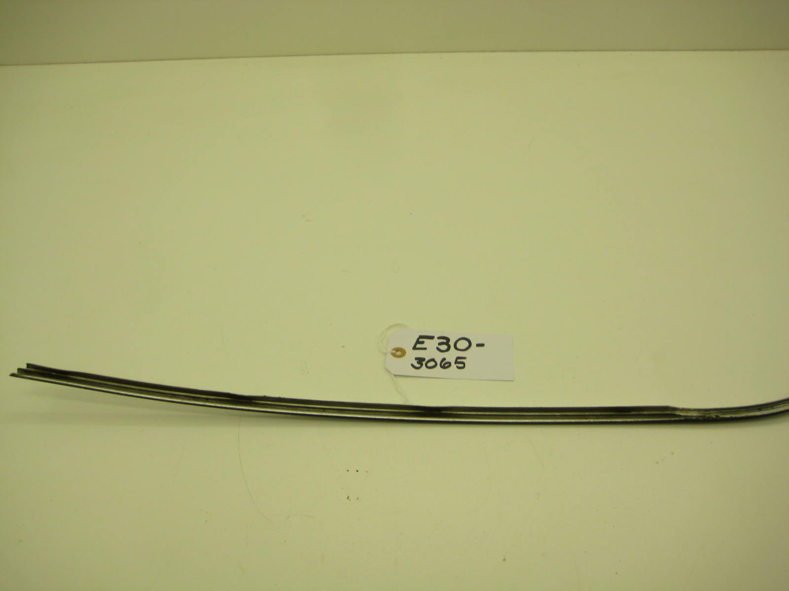 bmw e30 318 325 driers right side gutter trim