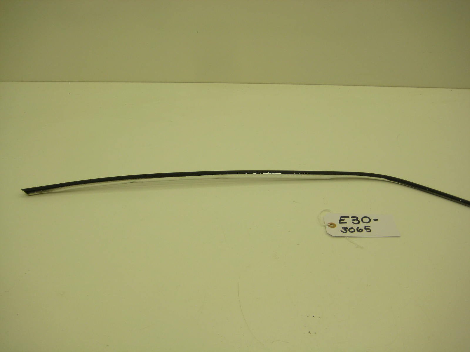 bmw e30 318 325 driers right side gutter trim