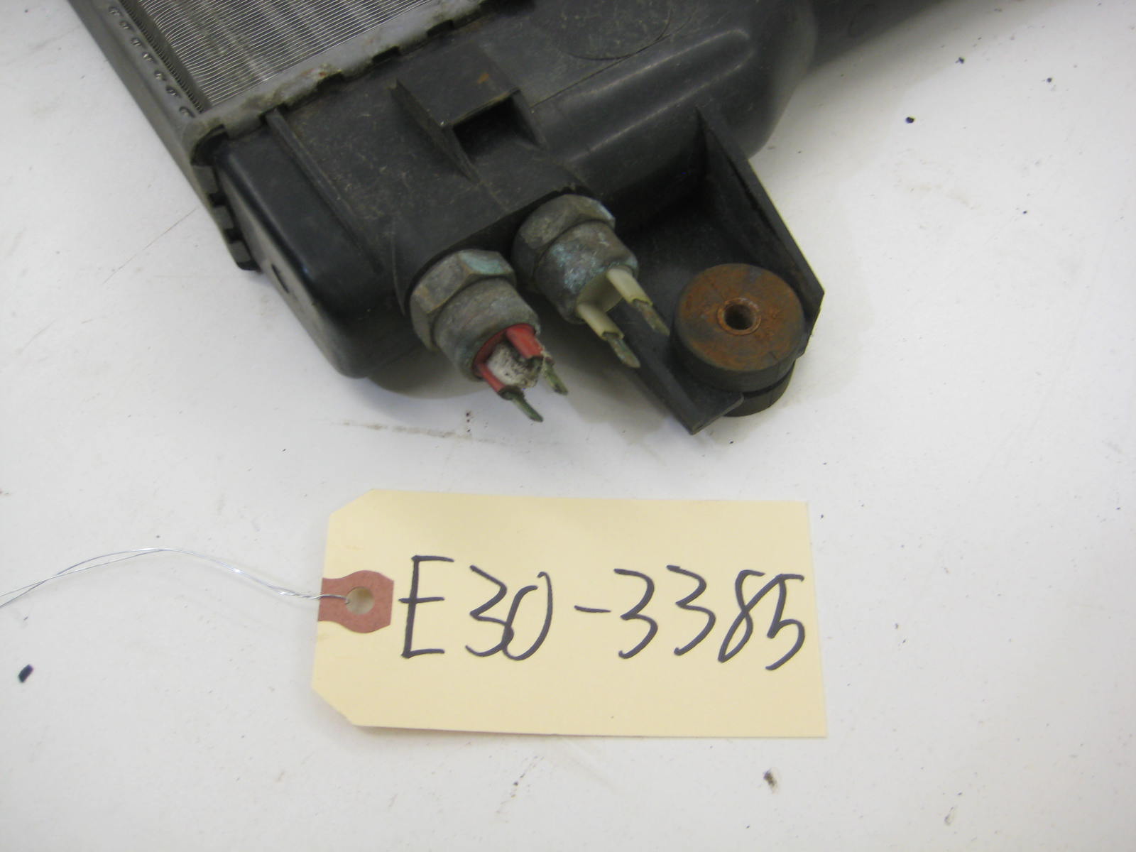 BMW E30 318 325 Early Radiator E30 3385