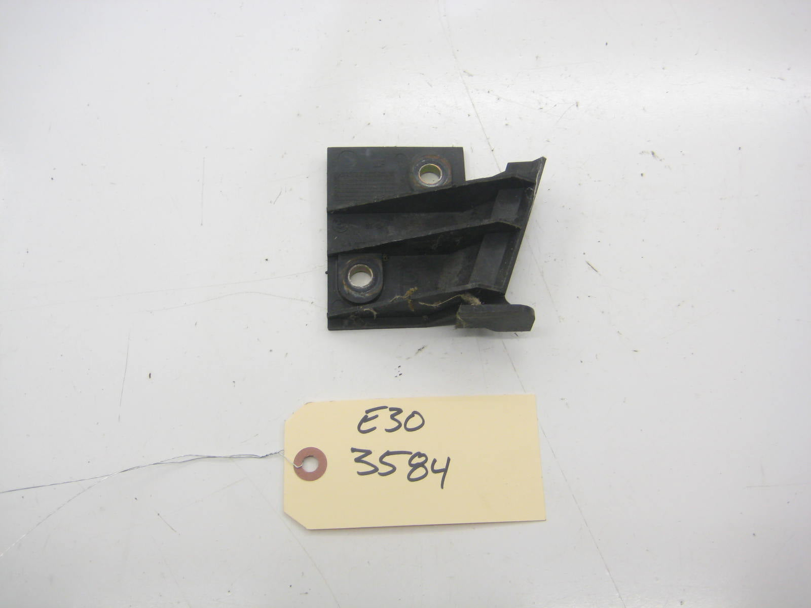 Right Bumper Trim Bracket Early