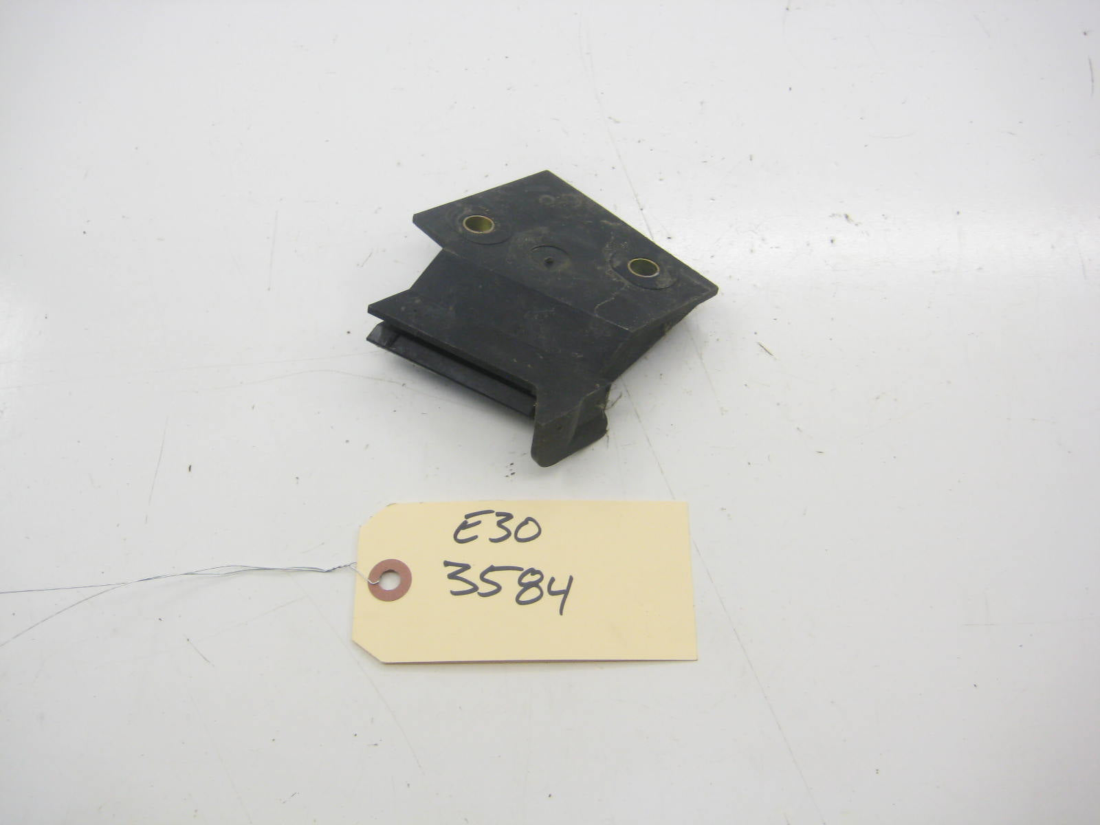 Right Bumper Trim Bracket Early