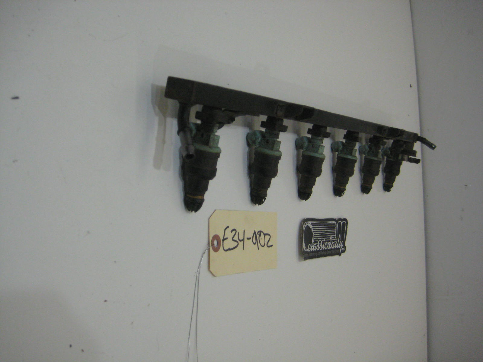 bmw e34 535 540 m50 fuel rail with green injectors