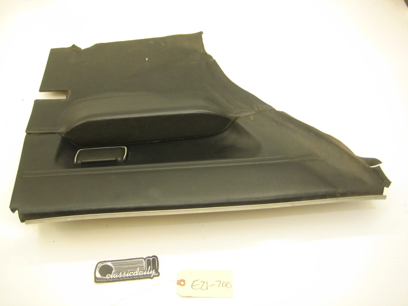 bmw e21 320 drivers left side kink window trim