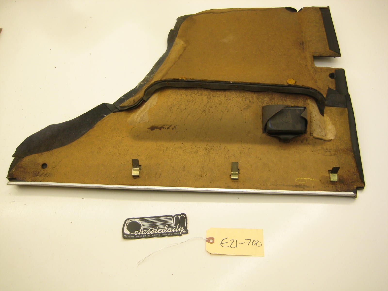 bmw e21 320 drivers left side kink window trim