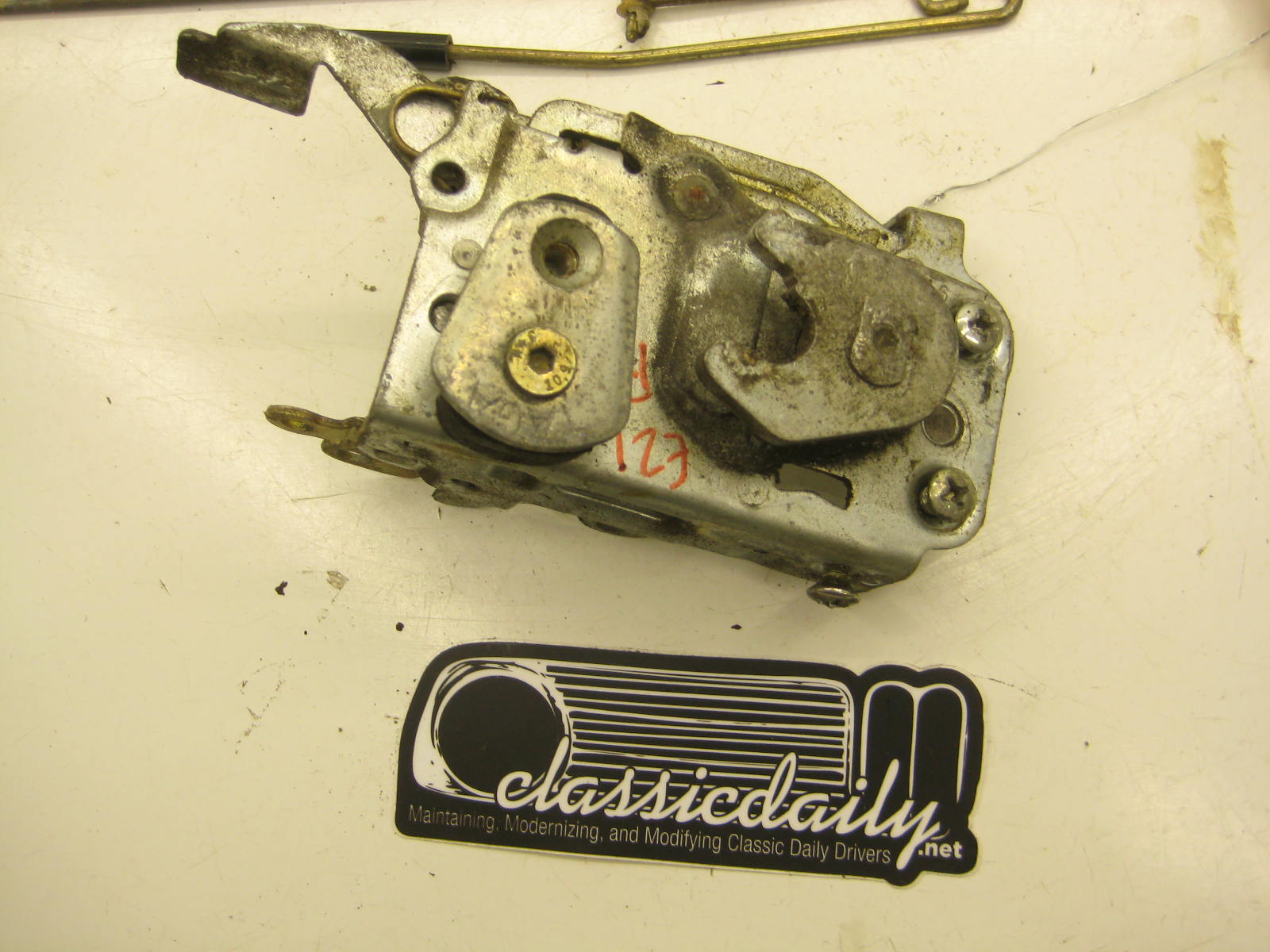 bmw e21 320 passenger right door latching mechanism and rods