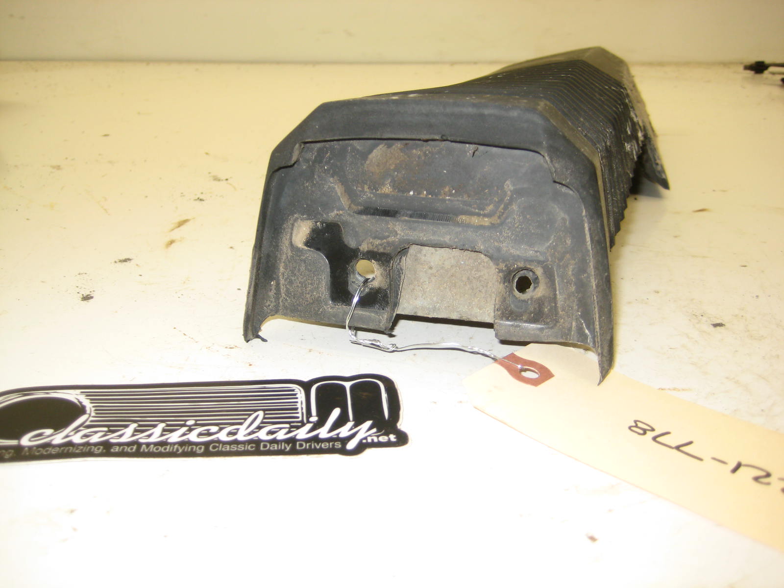 bmw e21 320 passenger right rear bumper accordion trim