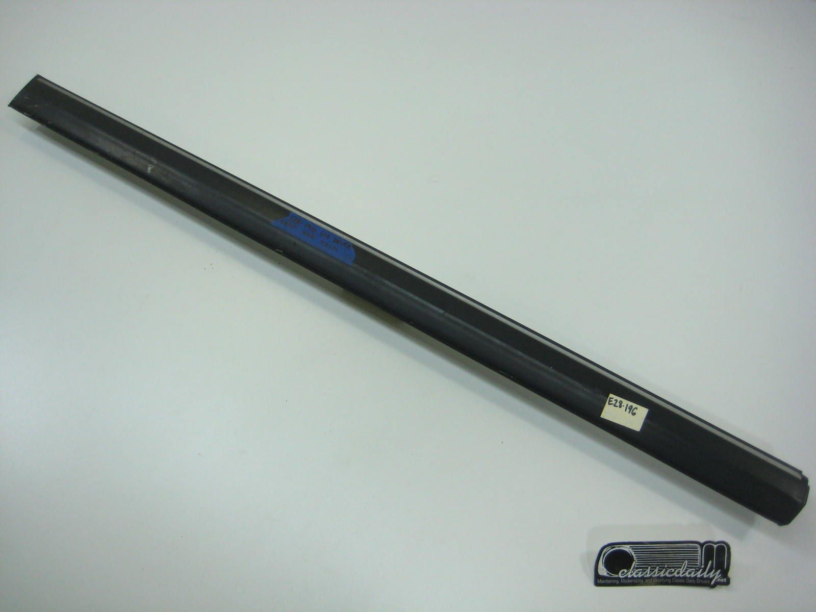 bmw e28 535 528e exterior drivers side front door lower bump trim