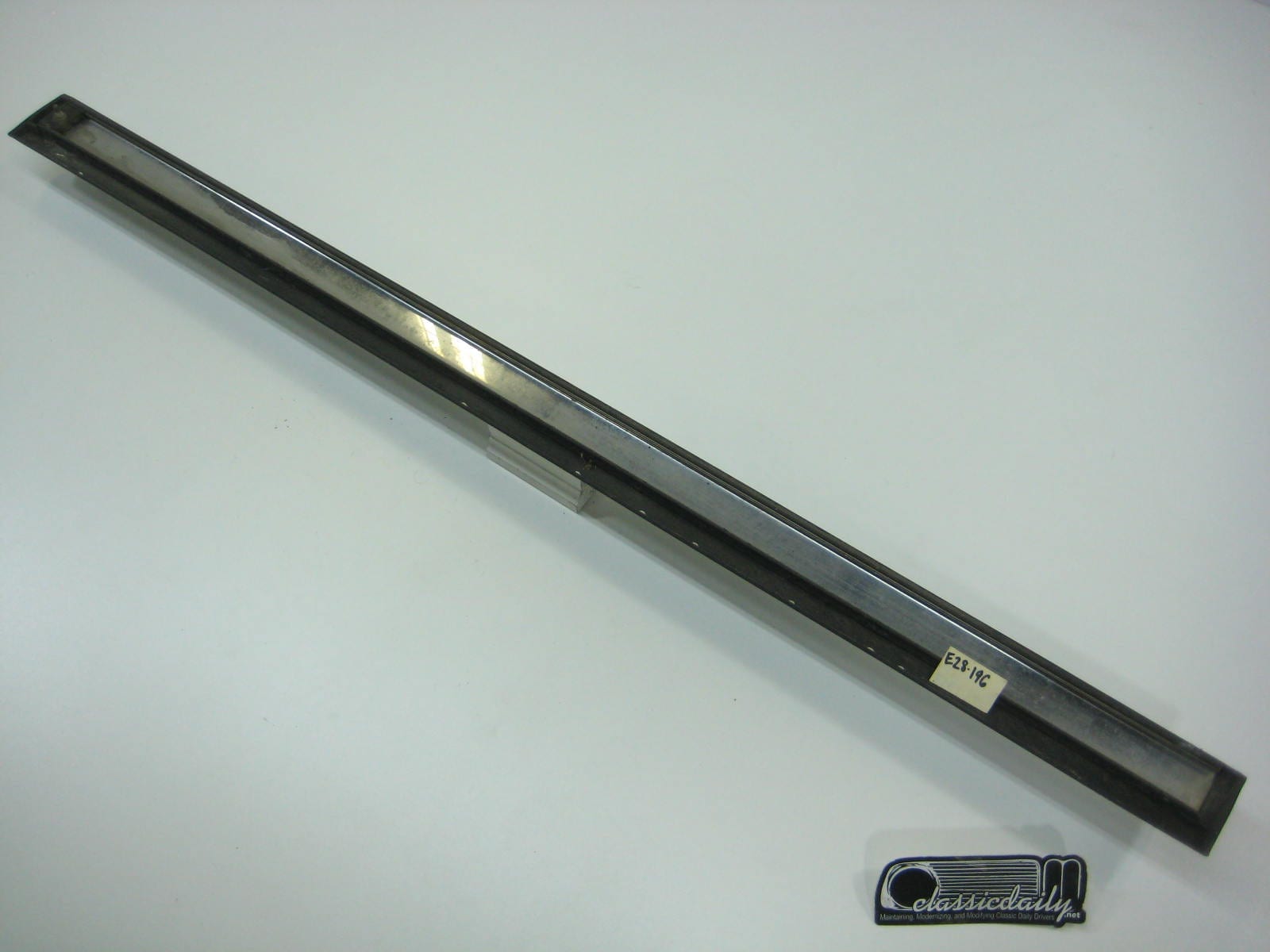 bmw e28 535 528e exterior drivers side front door lower bump trim