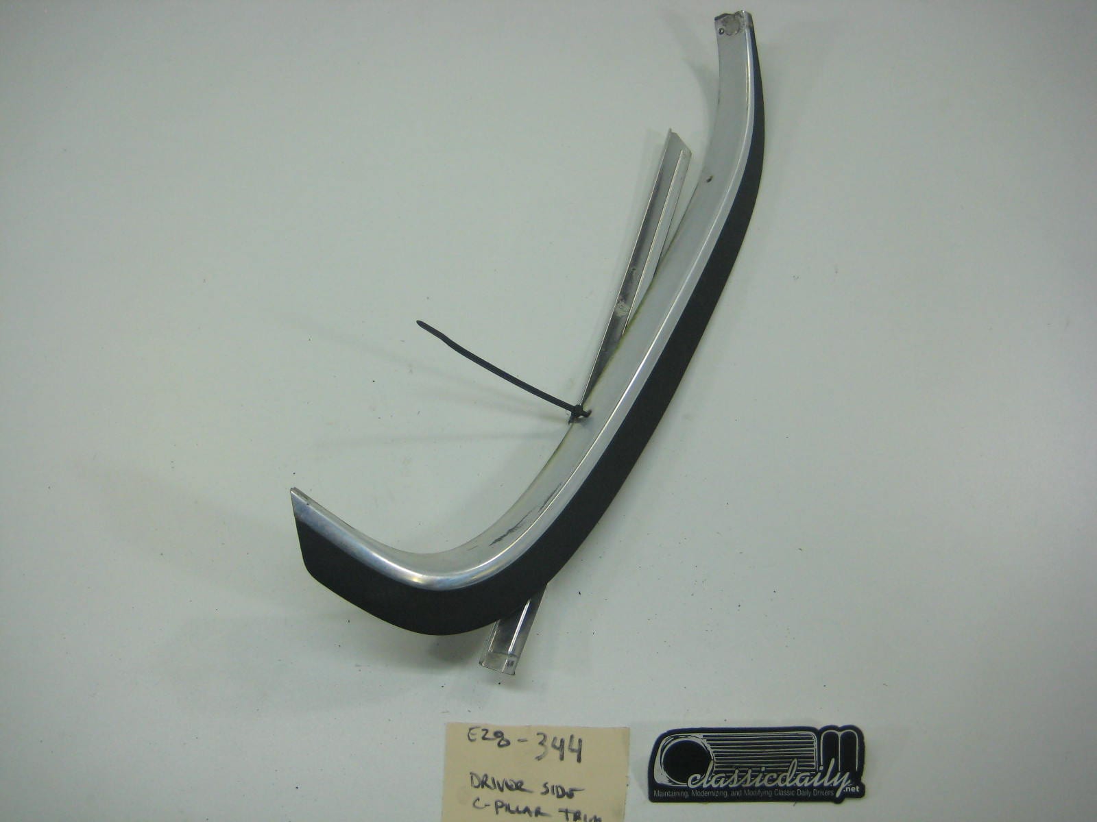 bmw e28 535 535is 528e drivers side kink window exterior c pillar trim