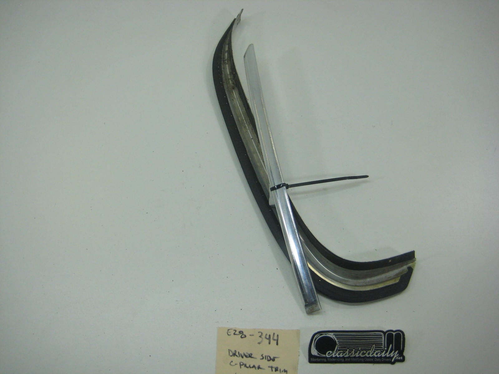 bmw e28 535 535is 528e drivers side kink window exterior c pillar trim