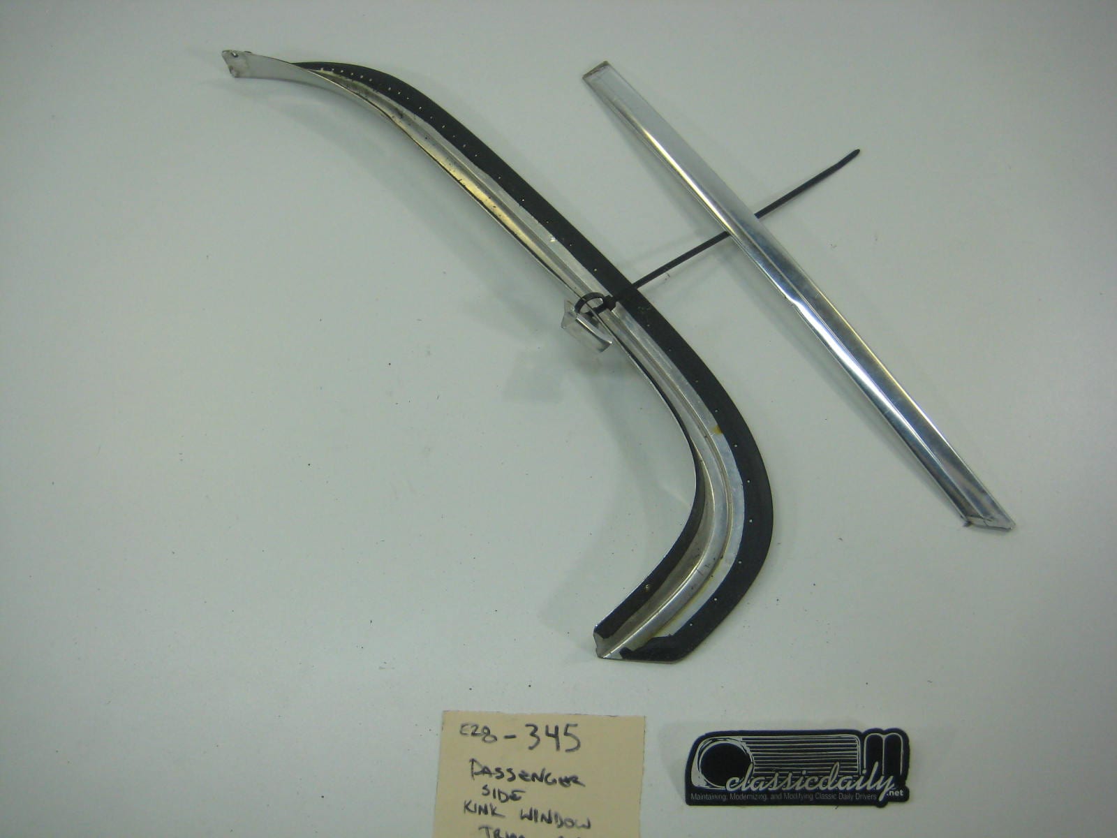 bmw e28 535 535is 528e passengers side kink window exterior c pillar trim