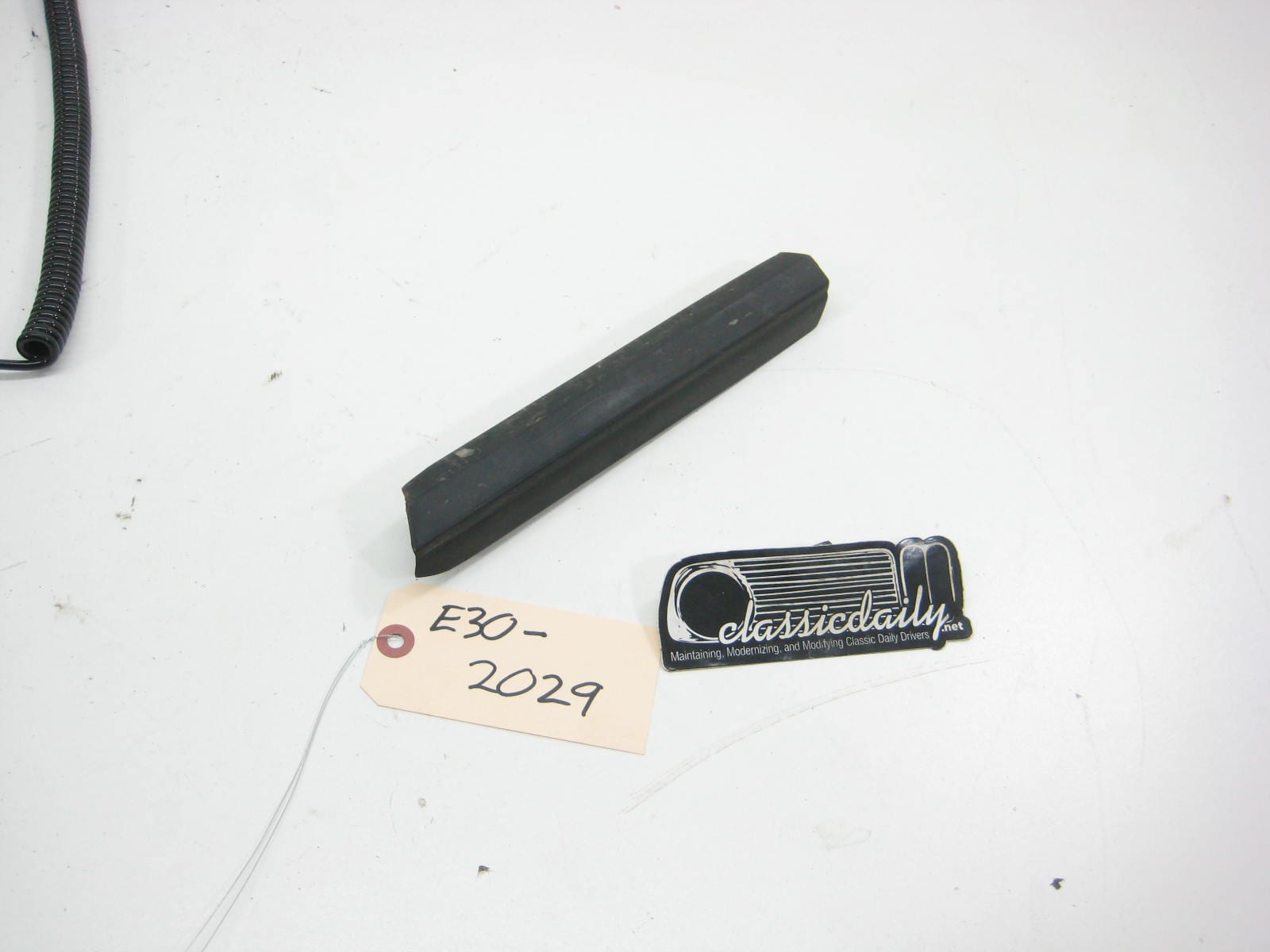 bmw e30 325 318 lower bump trim passenger side fender ix