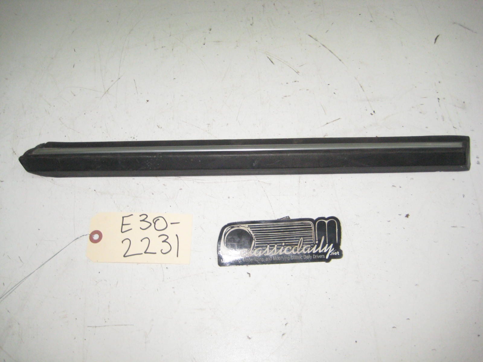 bmw e30 325 318 driver side rear quarter lower bump trim