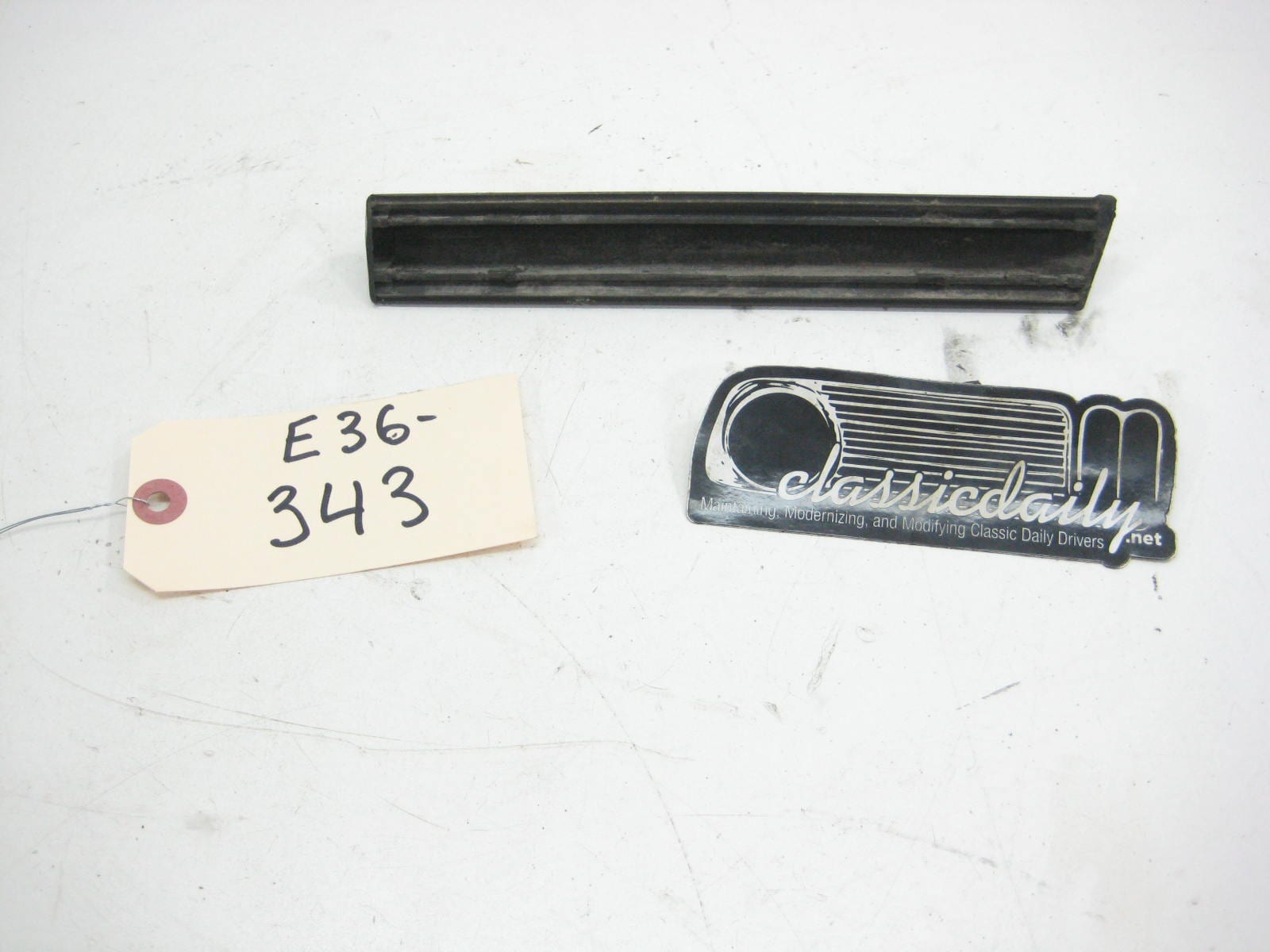 bmw e36 325 328 m3 drivers fender lower bump trim