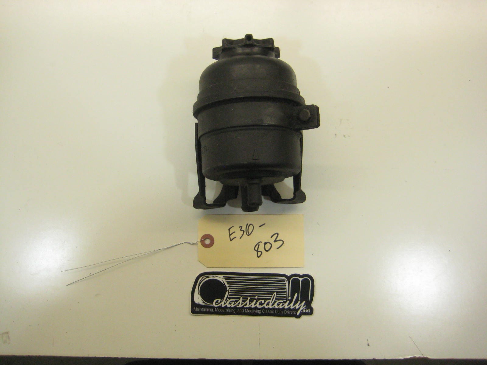 bmw e36 325 328 m3 power steering tank with bracket
