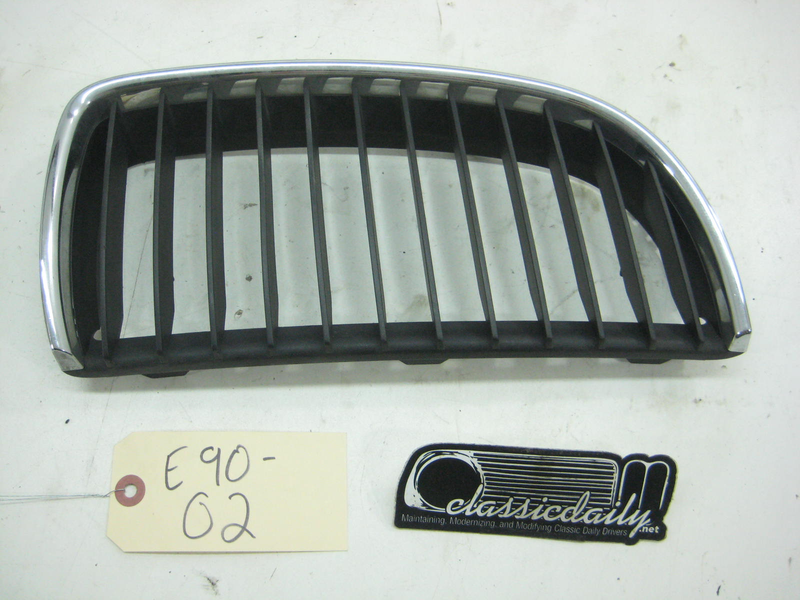 bmw e90 grill w chrome frame passenger 51 137 120 008